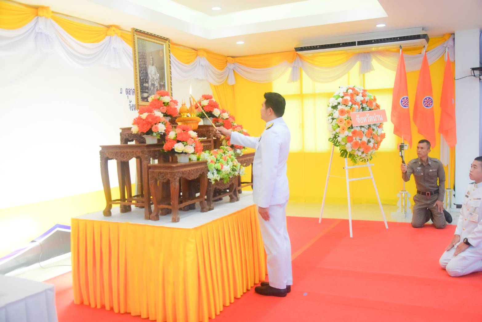 (#)สร้างสรรค์ชุมชน คนพช.น่าน(#) พช.น่าน ร่วมพิธีวางพวงมาลาถวายสักการะ เนื่องในวันคล้ายวันสวรรคตพระบาทสมเด็จพระจอมเกล้าเจ้าอยู่หัว