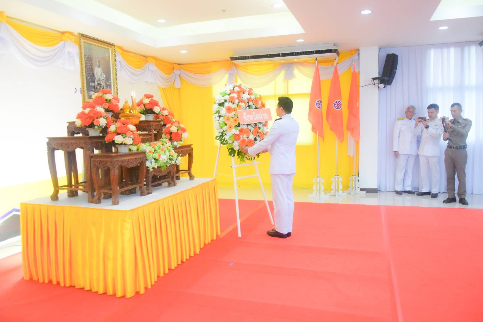 (#)สร้างสรรค์ชุมชน คนพช.น่าน(#) พช.น่าน ร่วมพิธีวางพวงมาลาถวายสักการะ เนื่องในวันคล้ายวันสวรรคตพระบาทสมเด็จพระจอมเกล้าเจ้าอยู่หัว