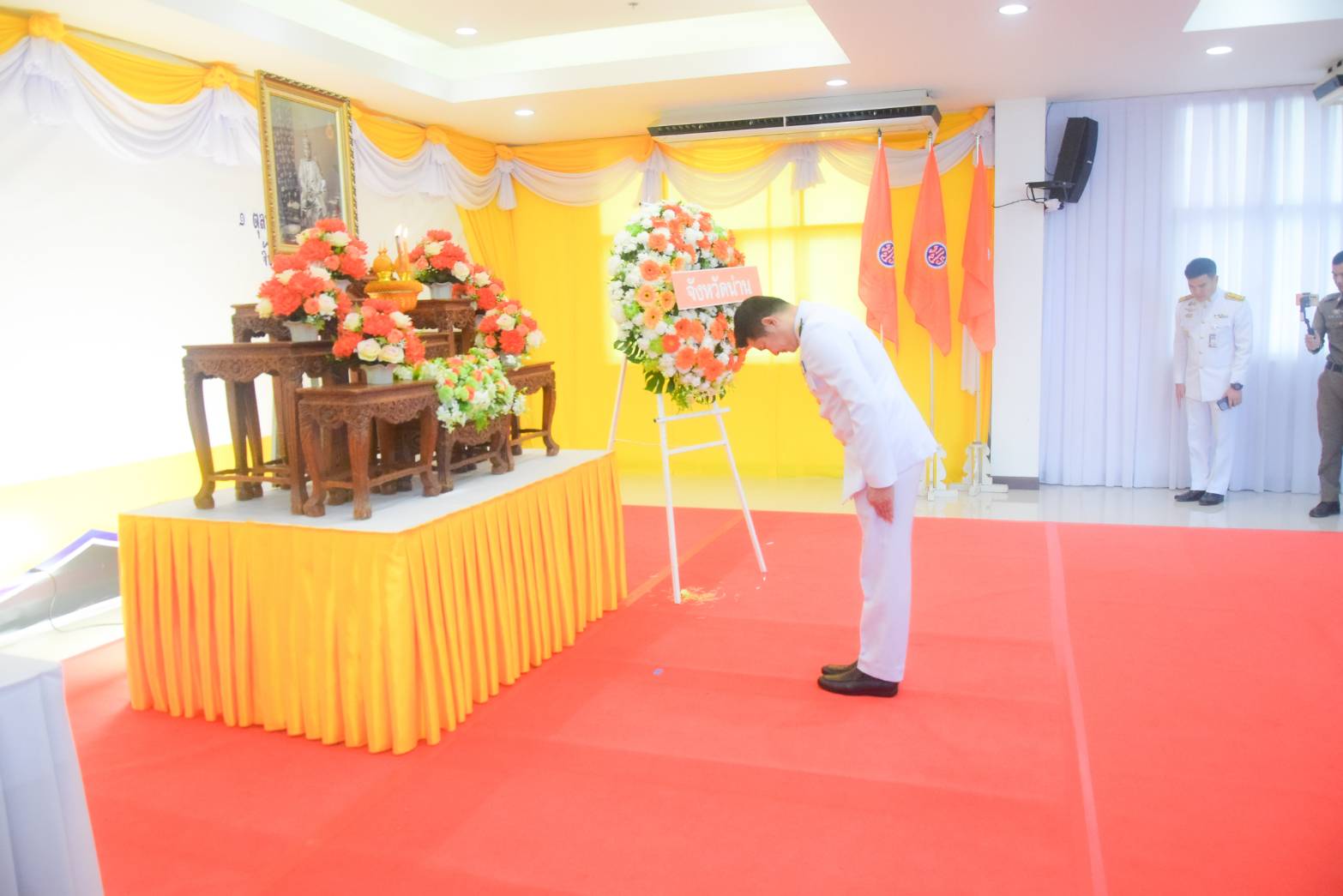 (#)สร้างสรรค์ชุมชน คนพช.น่าน(#) พช.น่าน ร่วมพิธีวางพวงมาลาถวายสักการะ เนื่องในวันคล้ายวันสวรรคตพระบาทสมเด็จพระจอมเกล้าเจ้าอยู่หัว