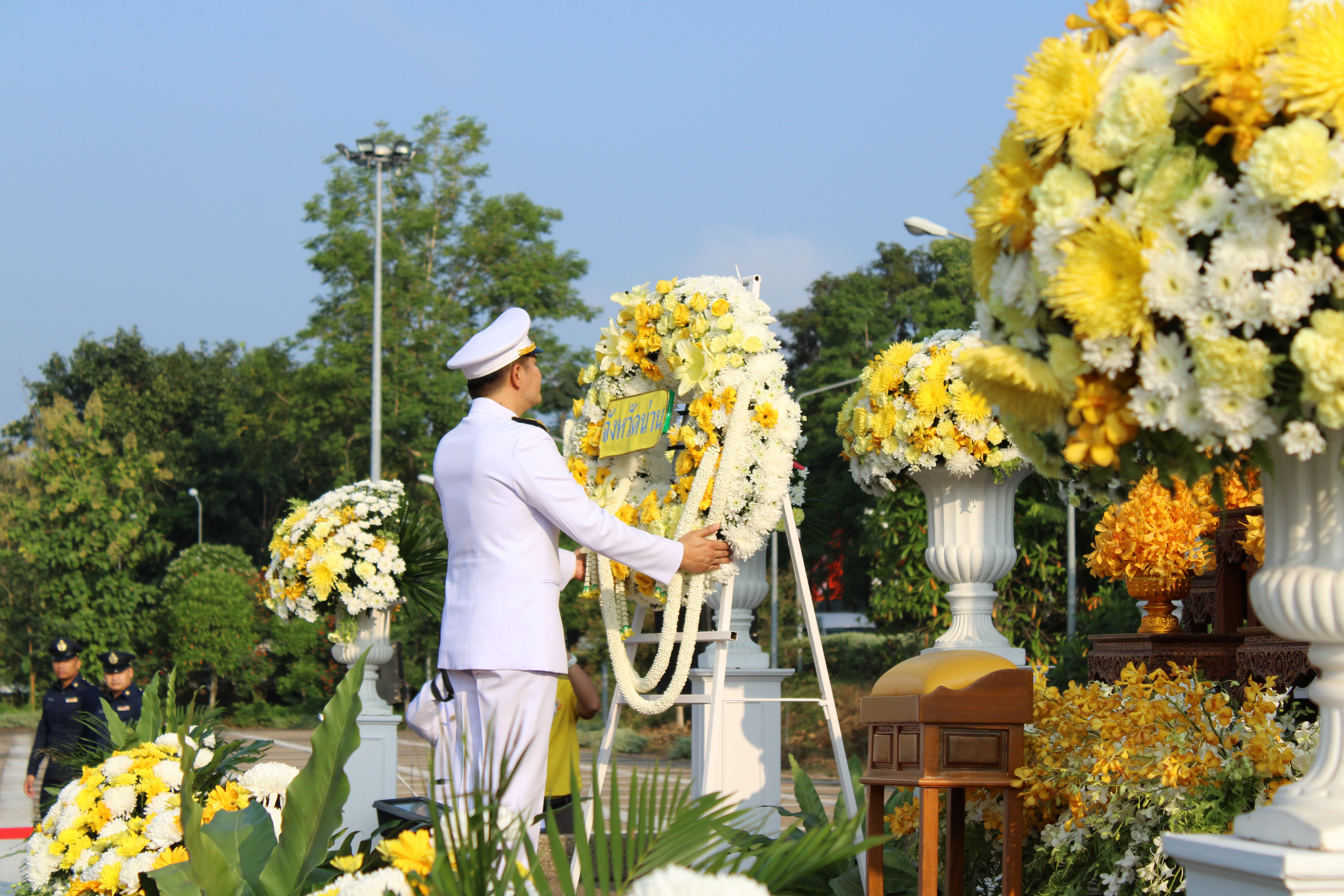 (#)สร้างสรรค์ชุมชน คนพช.น่าน(#) พช.น่าน ร่วมประกอบพิธีวางพวงมาลา เนื่องในวันนวมินทรมหาราช พระบาทสมเด็จพระบรมชนกาธิเบศร มหาภูมิพลอดุลยเดชมหาราช บรมนาถบพิตร