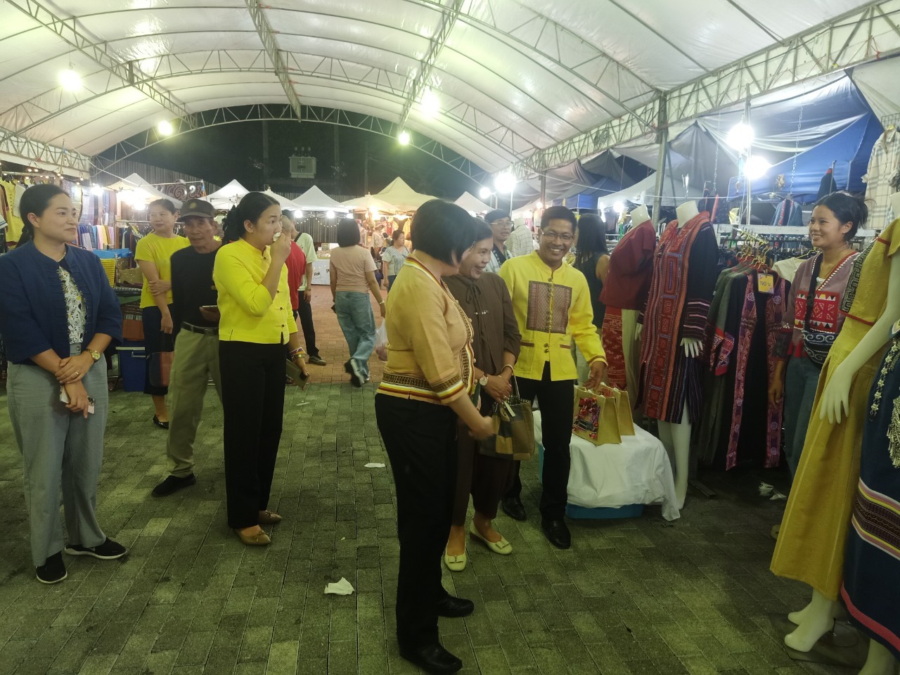 (#)สร้างสรรค์ชุมชน คนพช.น่าน(#) รองผู้ว่าฯน่าน ให้กำลังใจผู้ประกอบการในงาน “OTOP Nan Long Boat Festival มหกรรมของดี โอทอปสู่นันทบุรี”