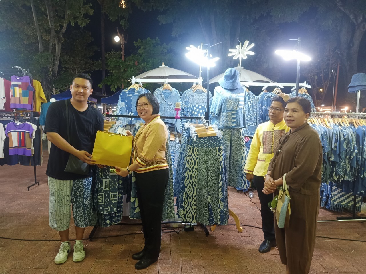 (#)สร้างสรรค์ชุมชน คนพช.น่าน(#) รองผู้ว่าฯน่าน ให้กำลังใจผู้ประกอบการในงาน “OTOP Nan Long Boat Festival มหกรรมของดี โอทอปสู่นันทบุรี”