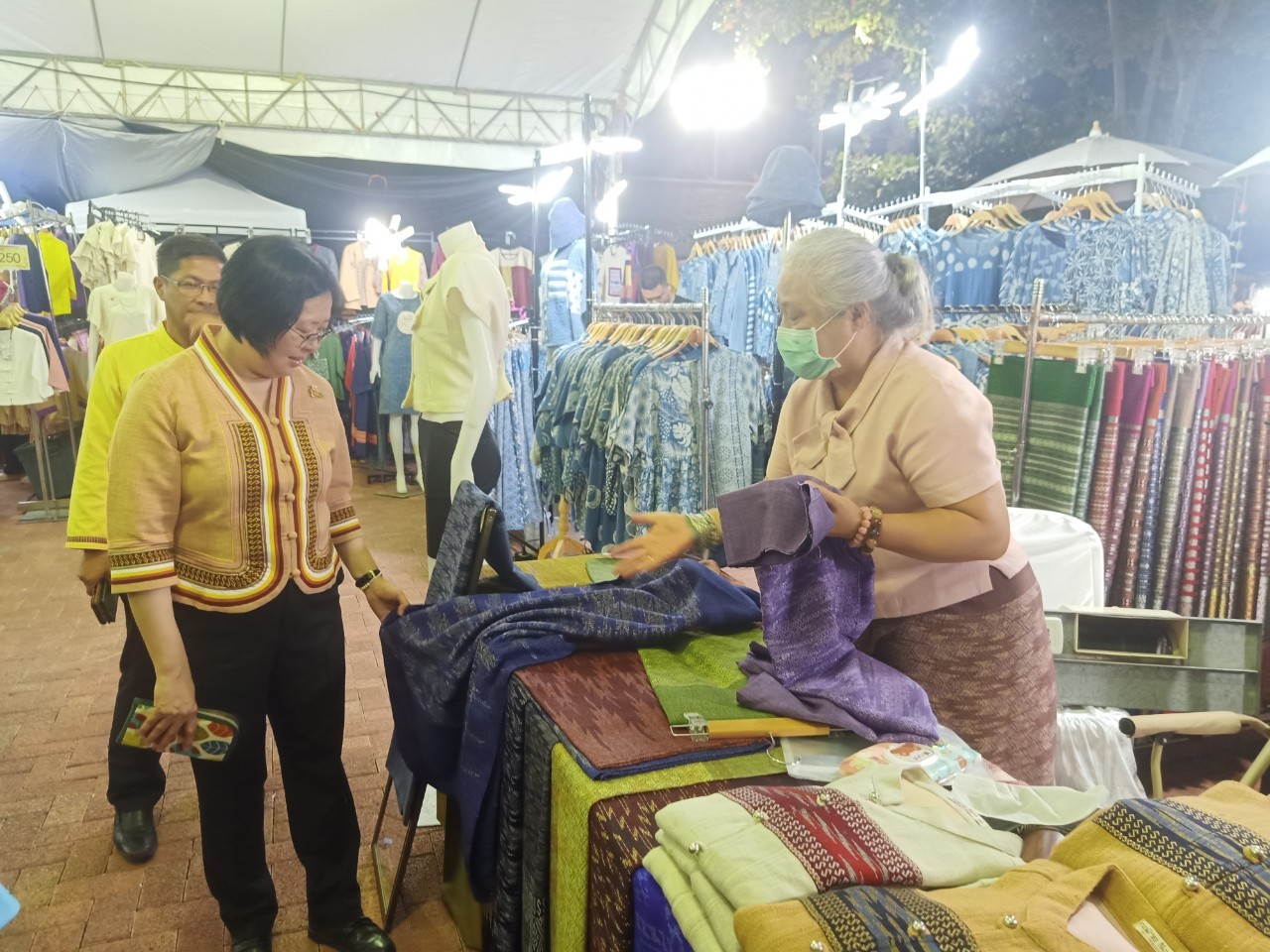 (#)สร้างสรรค์ชุมชน คนพช.น่าน(#) รองผู้ว่าฯน่าน ให้กำลังใจผู้ประกอบการในงาน “OTOP Nan Long Boat Festival มหกรรมของดี โอทอปสู่นันทบุรี”