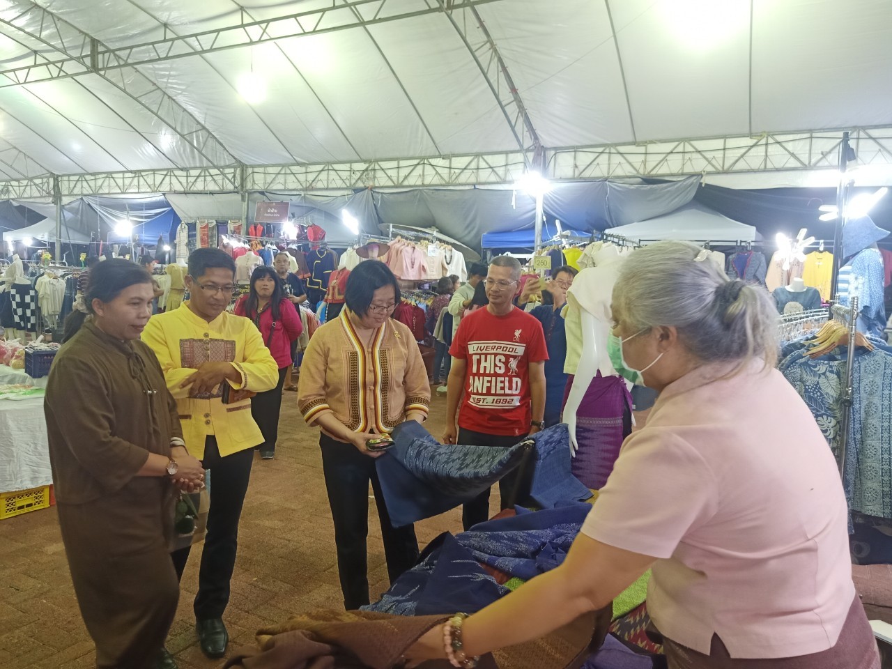 (#)สร้างสรรค์ชุมชน คนพช.น่าน(#) รองผู้ว่าฯน่าน ให้กำลังใจผู้ประกอบการในงาน “OTOP Nan Long Boat Festival มหกรรมของดี โอทอปสู่นันทบุรี”