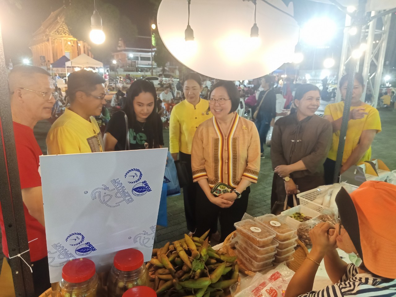 (#)สร้างสรรค์ชุมชน คนพช.น่าน(#) รองผู้ว่าฯน่าน ให้กำลังใจผู้ประกอบการในงาน “OTOP Nan Long Boat Festival มหกรรมของดี โอทอปสู่นันทบุรี”