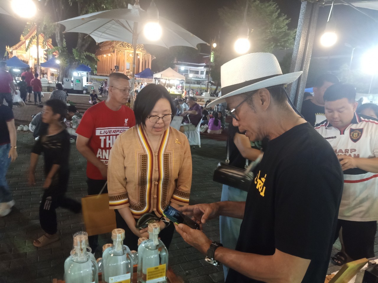 (#)สร้างสรรค์ชุมชน คนพช.น่าน(#) รองผู้ว่าฯน่าน ให้กำลังใจผู้ประกอบการในงาน “OTOP Nan Long Boat Festival มหกรรมของดี โอทอปสู่นันทบุรี”