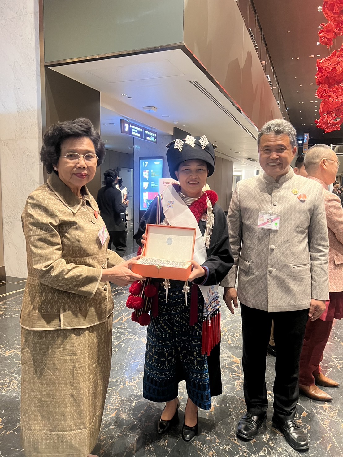 (#)สร้างสรรค์ชุมชน คนพช.น่าน(#) ผู้ประกอบการ OTOP น่าน ร่วมนำเสนอผลงานการประกวดผ้าลายพระราชทาน “ผ้าลายสิริวชิราภรณ์” และงานหัตถกรรม รอบตัดสิน ระดับประเทศ ประจำปี 2567