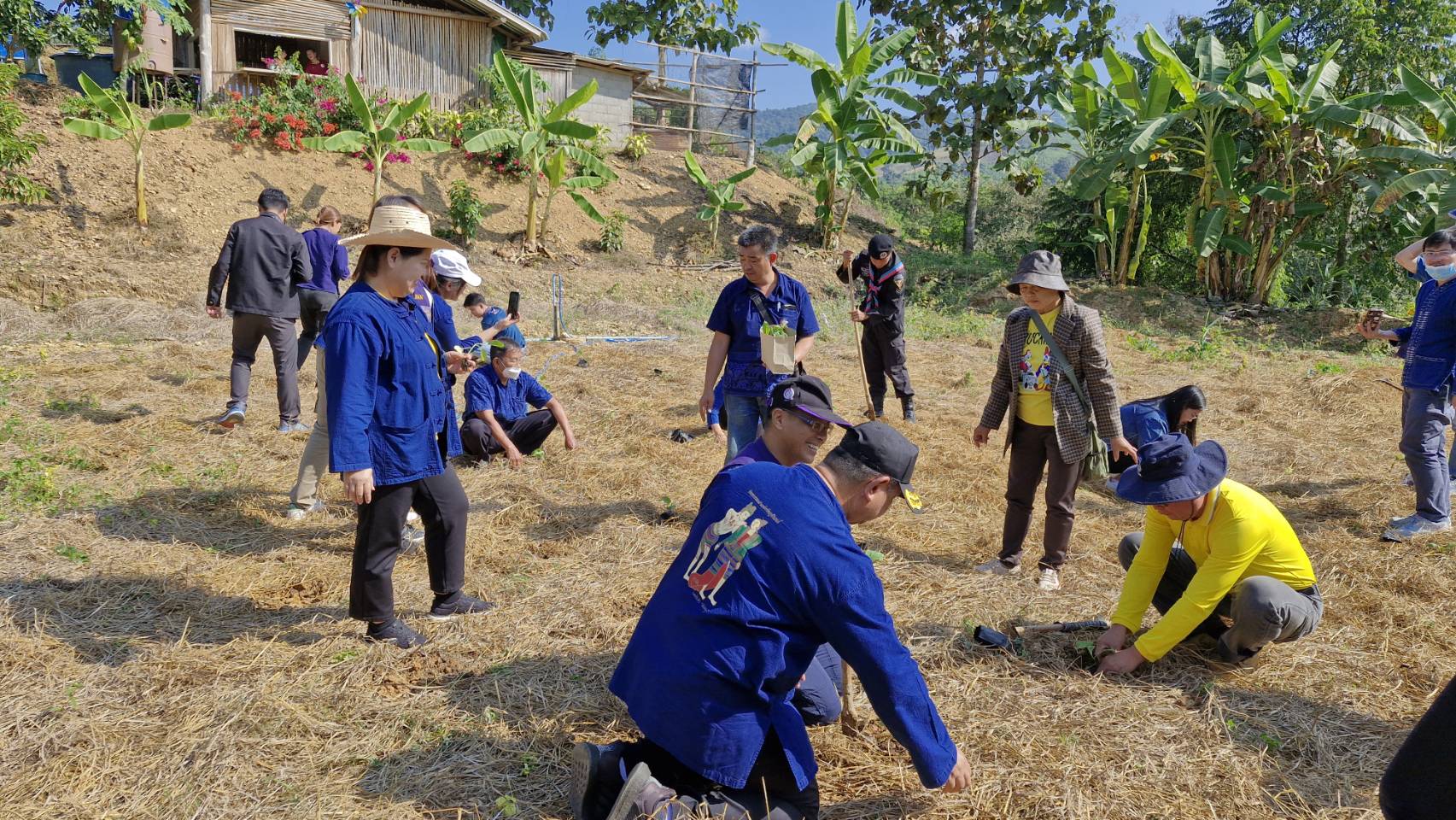 (#) สร้างสรรค์ชุมชน คนพช.น่าน(#)พช.น่าน จัดกิจกรรมเอามื้อสามัคคี ตามโครงการโคก หนอง นาวิถีน่าน พอเพียงสู่ความยั่งยืน ครั้งที่ 1/2568