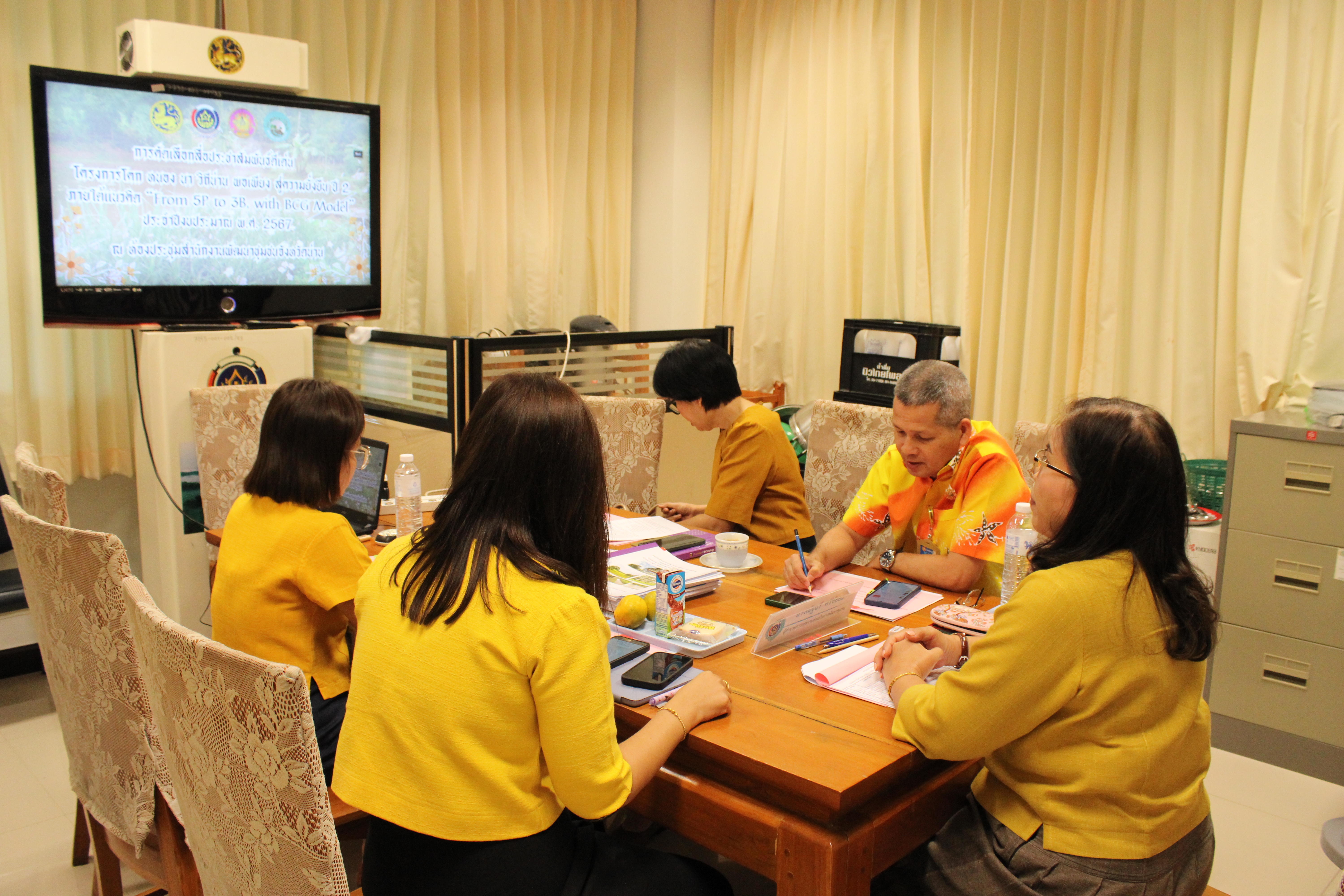 (#)สร้างสรรค์ชุมชน คนพช.น่าน(#) พช.น่าน ประชุมคณะกรรมการคัดเลือกสื่อประชาสัมพันธ์ดีเด่นตามโครงการโคก หนอง นา วิถีน่าน พอเพียงสู่ความยั่งยืน ปี 2 ภายใต้แนวคิด “From 5P to 3B, with BCG Model.