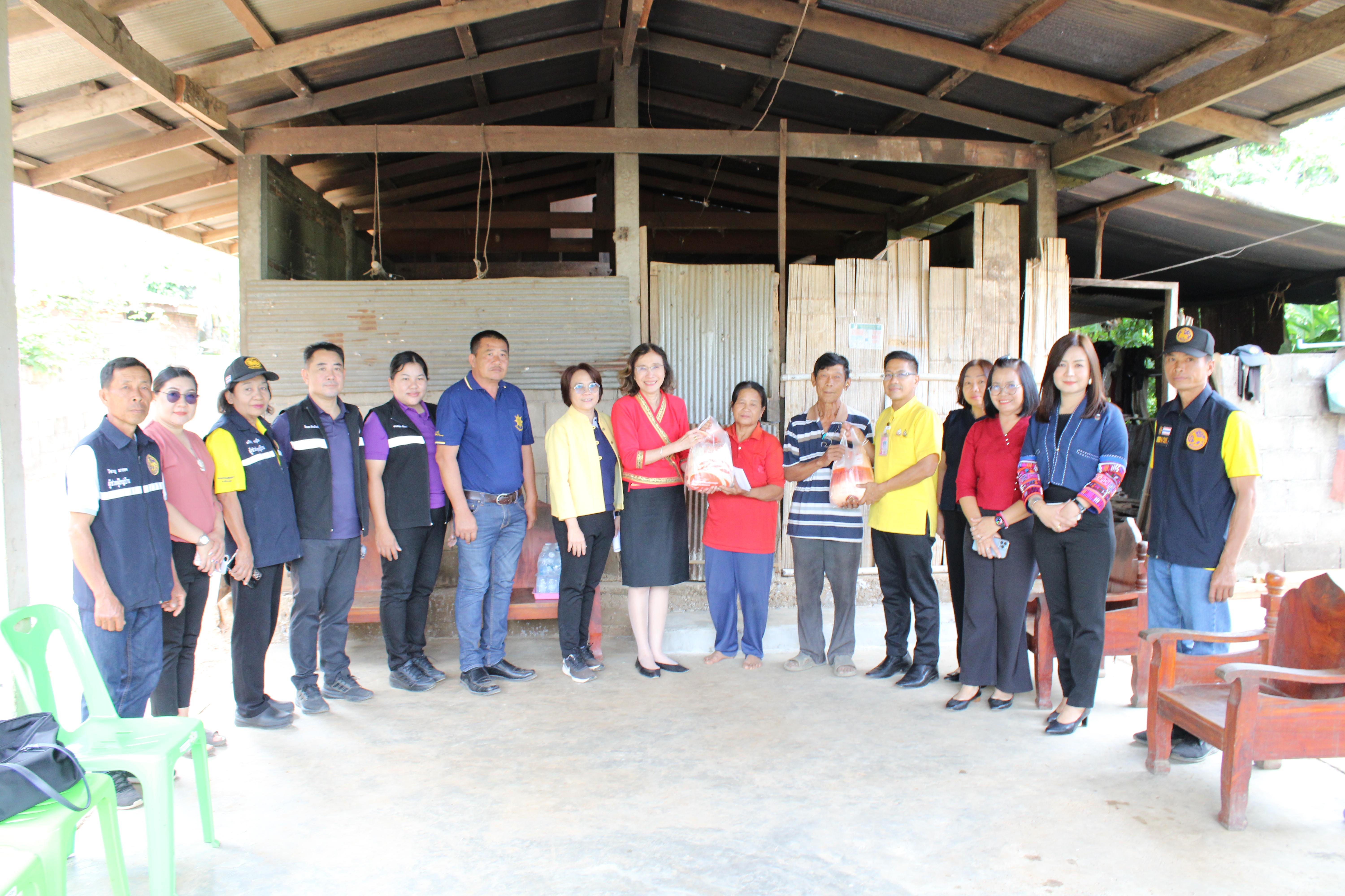 (#)สร้างสรรค์ชุมชน คนพช.น่าน(#) พช.น่าน มอบวัสดุและเงินทุนซ่อมสร้างบ้านให้ครัวเรือนยากจน และติดตามปัญหาครัวเรือนยากจนในพื้นที่อำเภอนาน้อย