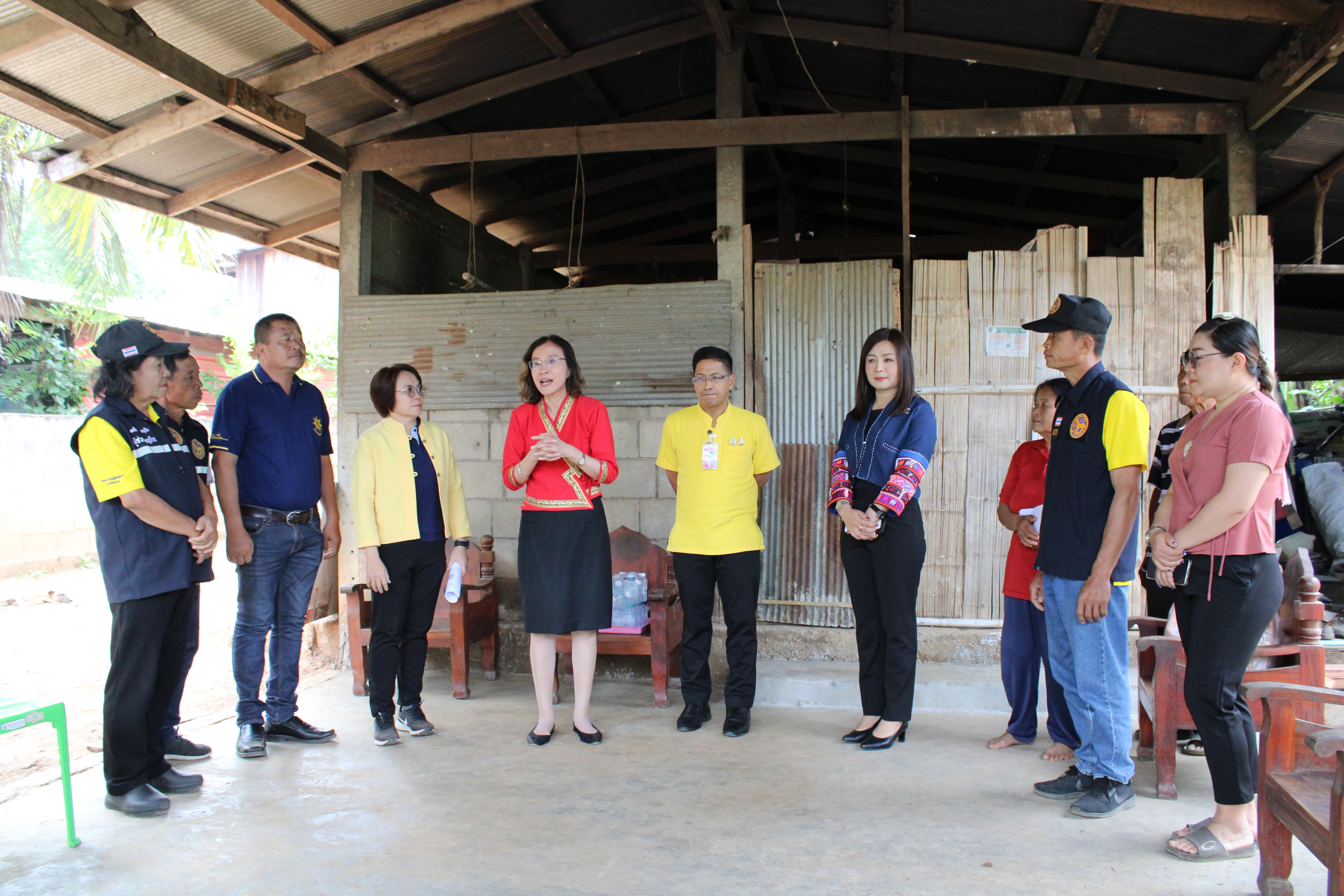 (#)สร้างสรรค์ชุมชน คนพช.น่าน(#) พช.น่าน มอบวัสดุและเงินทุนซ่อมสร้างบ้านให้ครัวเรือนยากจน และติดตามปัญหาครัวเรือนยากจนในพื้นที่อำเภอนาน้อย