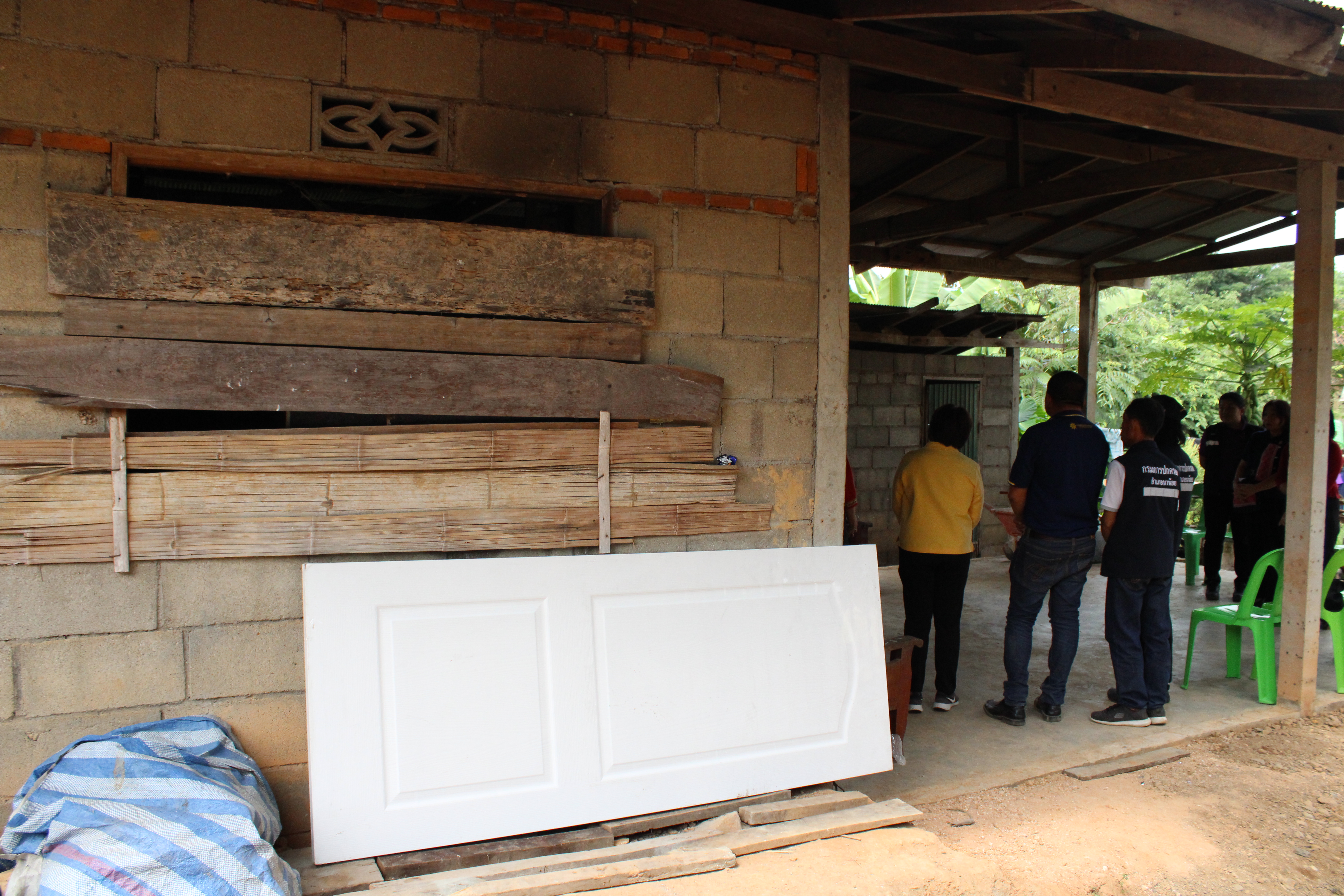 (#)สร้างสรรค์ชุมชน คนพช.น่าน(#) พช.น่าน มอบวัสดุและเงินทุนซ่อมสร้างบ้านให้ครัวเรือนยากจน และติดตามปัญหาครัวเรือนยากจนในพื้นที่อำเภอนาน้อย