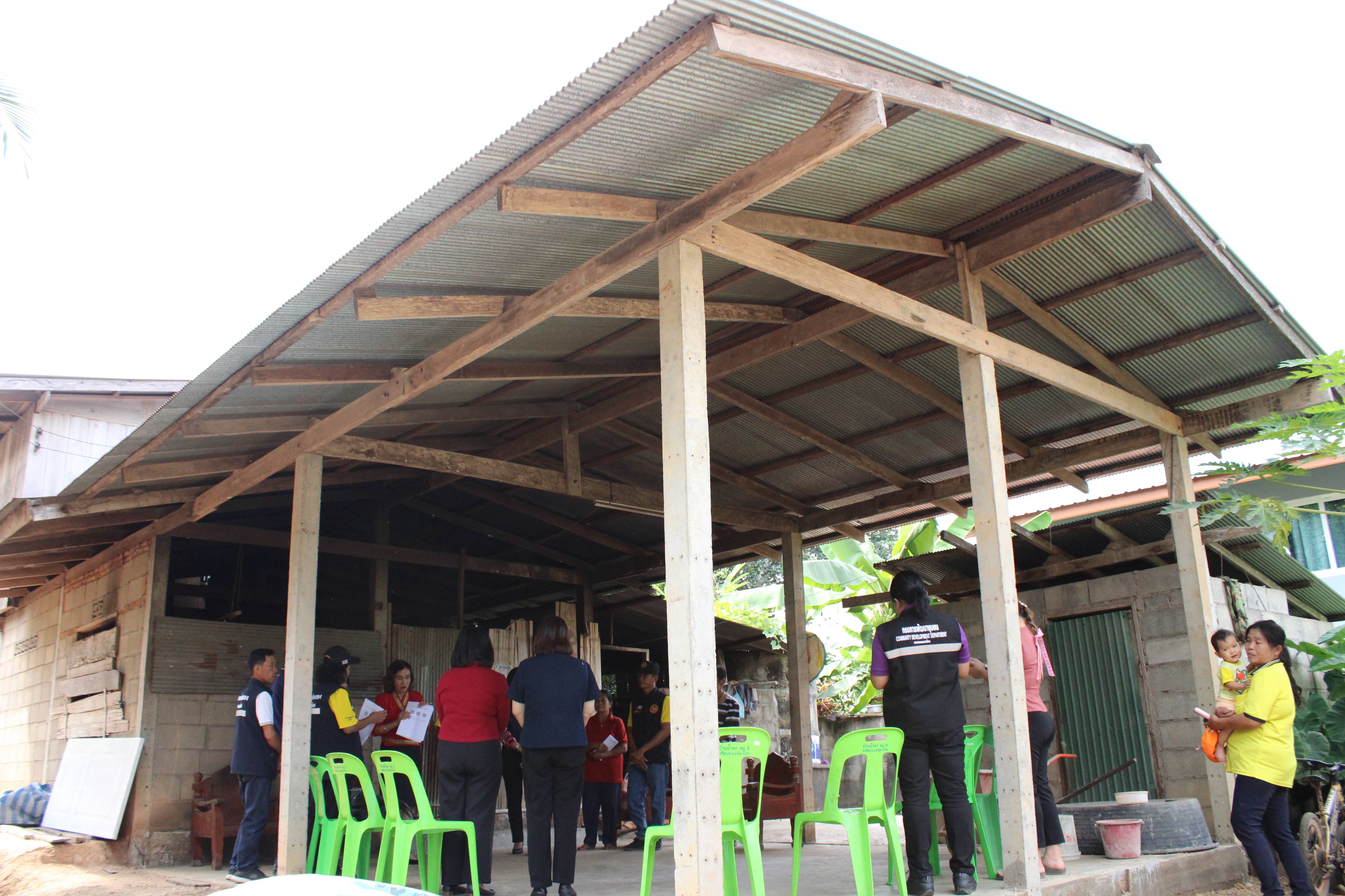 (#)สร้างสรรค์ชุมชน คนพช.น่าน(#) พช.น่าน มอบวัสดุและเงินทุนซ่อมสร้างบ้านให้ครัวเรือนยากจน และติดตามปัญหาครัวเรือนยากจนในพื้นที่อำเภอนาน้อย