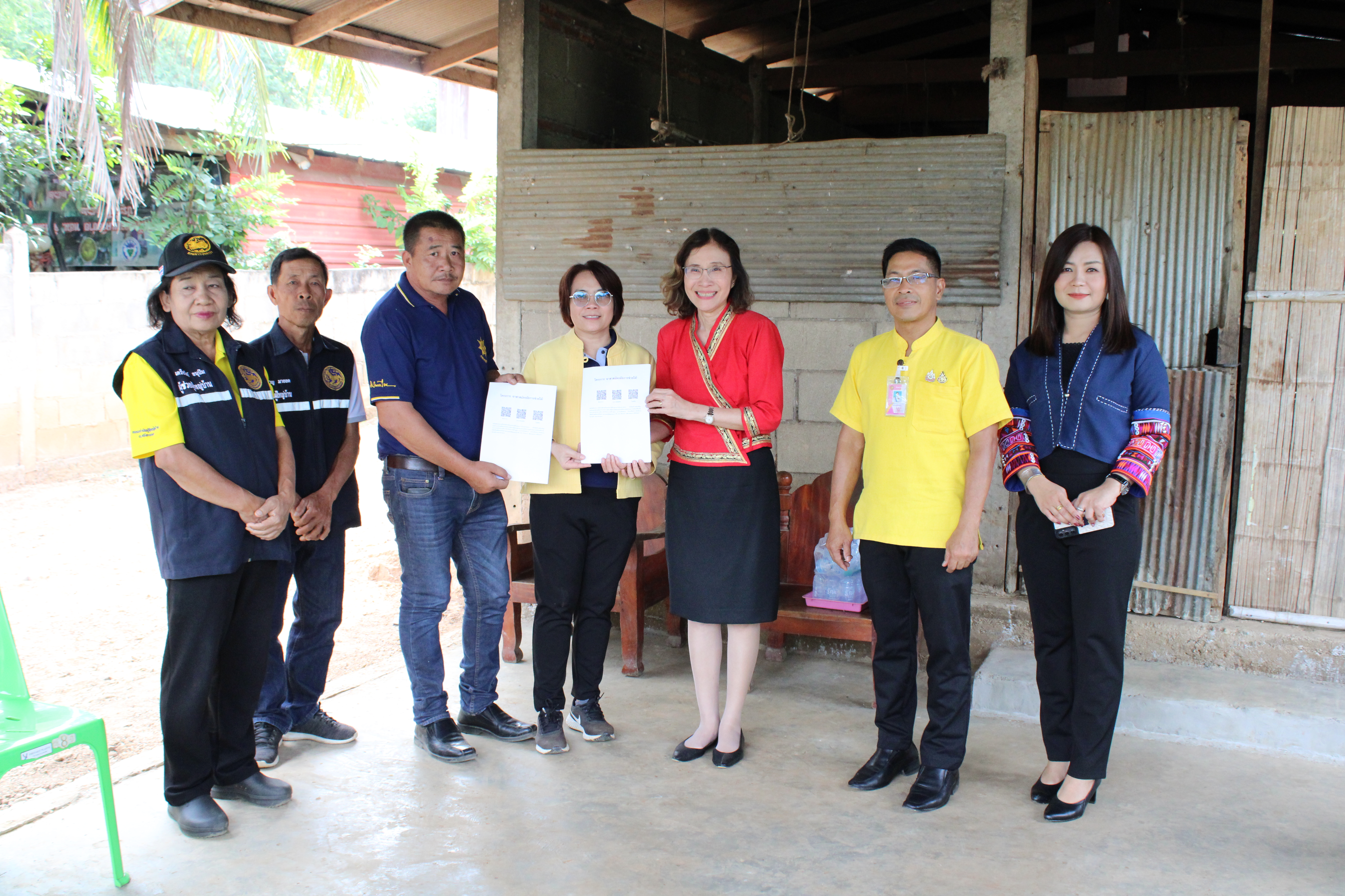 (#)สร้างสรรค์ชุมชน คนพช.น่าน(#) พช.น่าน มอบวัสดุและเงินทุนซ่อมสร้างบ้านให้ครัวเรือนยากจน และติดตามปัญหาครัวเรือนยากจนในพื้นที่อำเภอนาน้อย