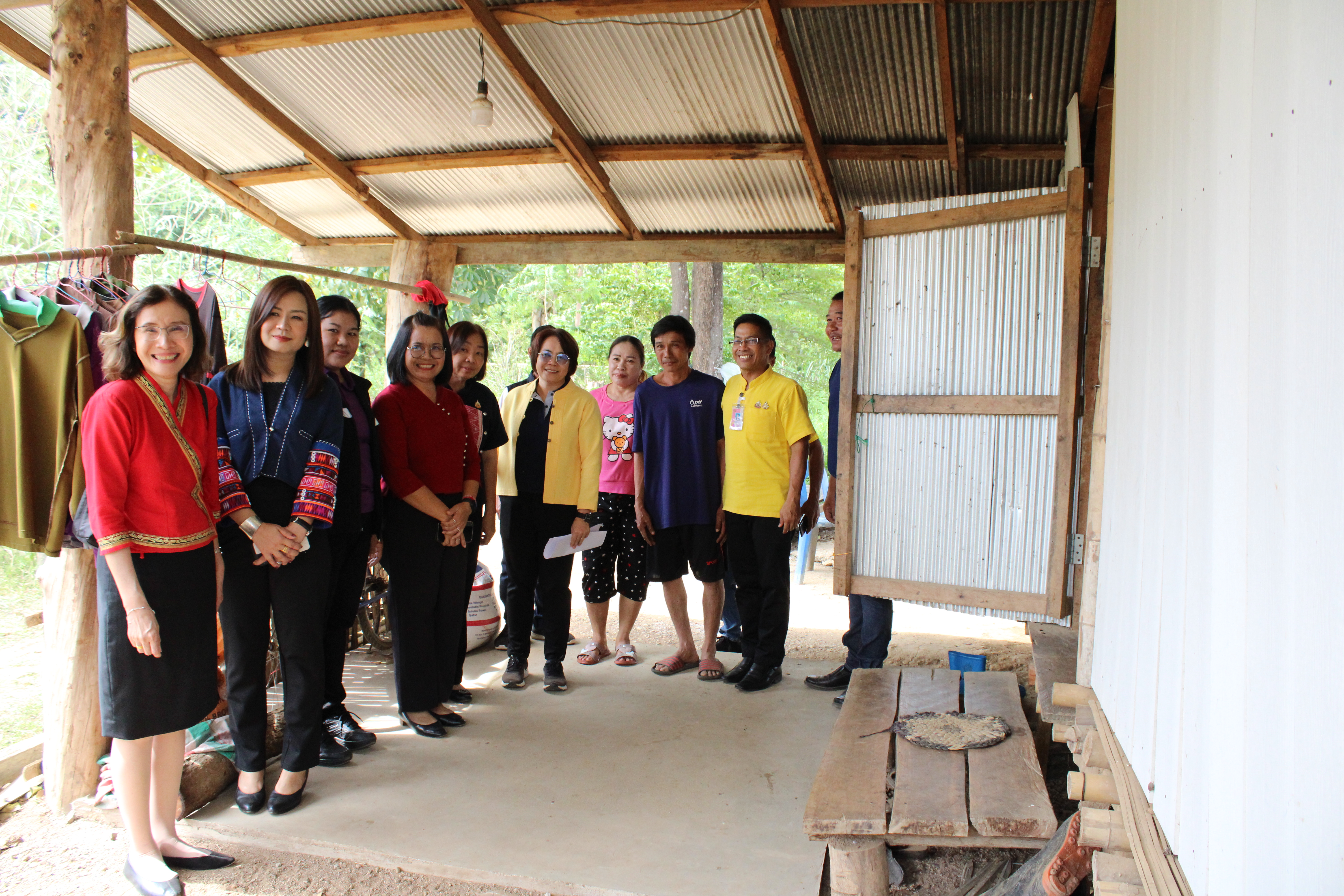 (#)สร้างสรรค์ชุมชน คนพช.น่าน(#) พช.น่าน มอบวัสดุและเงินทุนซ่อมสร้างบ้านให้ครัวเรือนยากจน และติดตามปัญหาครัวเรือนยากจนในพื้นที่อำเภอนาน้อย