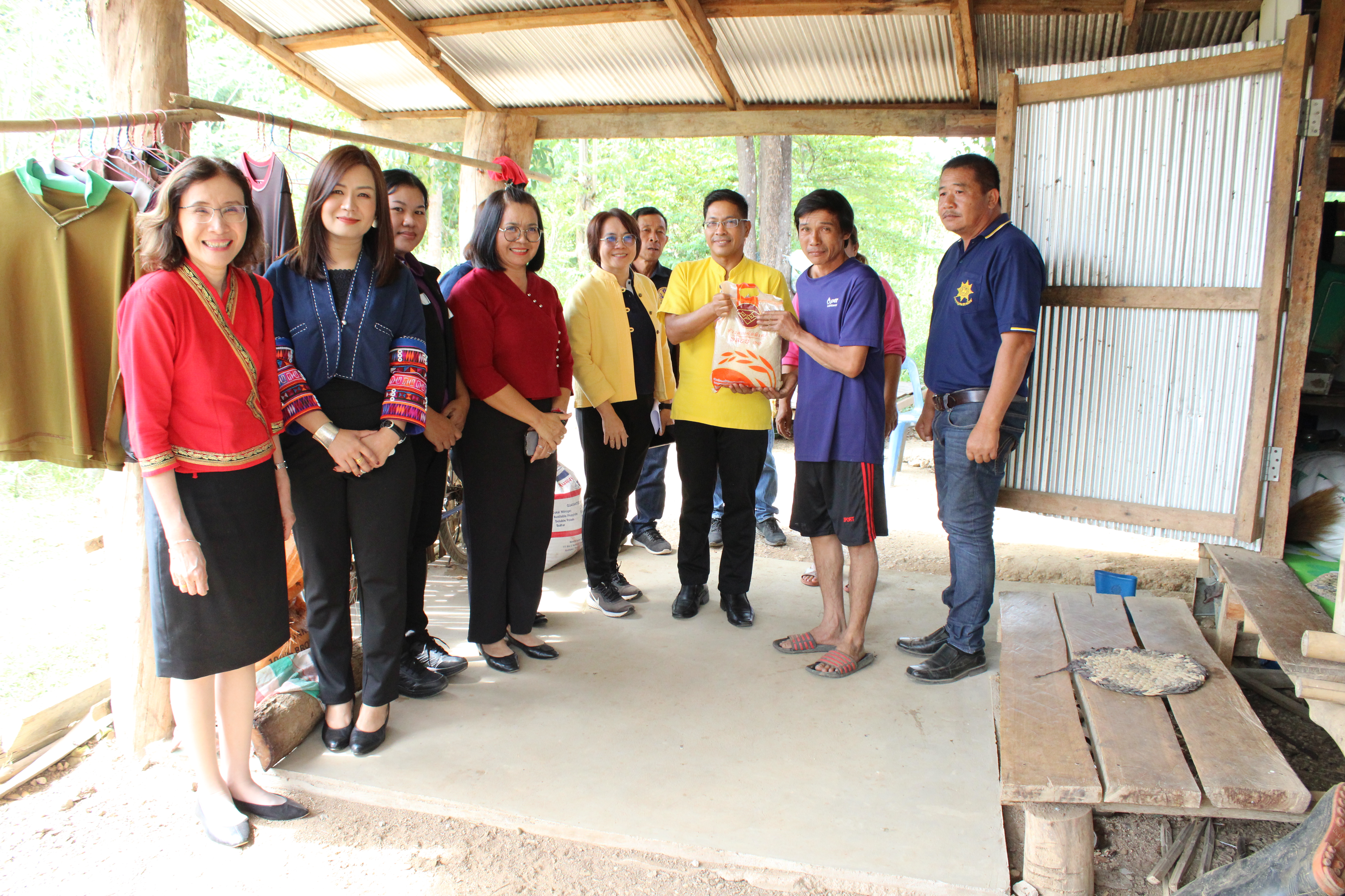 (#)สร้างสรรค์ชุมชน คนพช.น่าน(#) พช.น่าน มอบวัสดุและเงินทุนซ่อมสร้างบ้านให้ครัวเรือนยากจน และติดตามปัญหาครัวเรือนยากจนในพื้นที่อำเภอนาน้อย