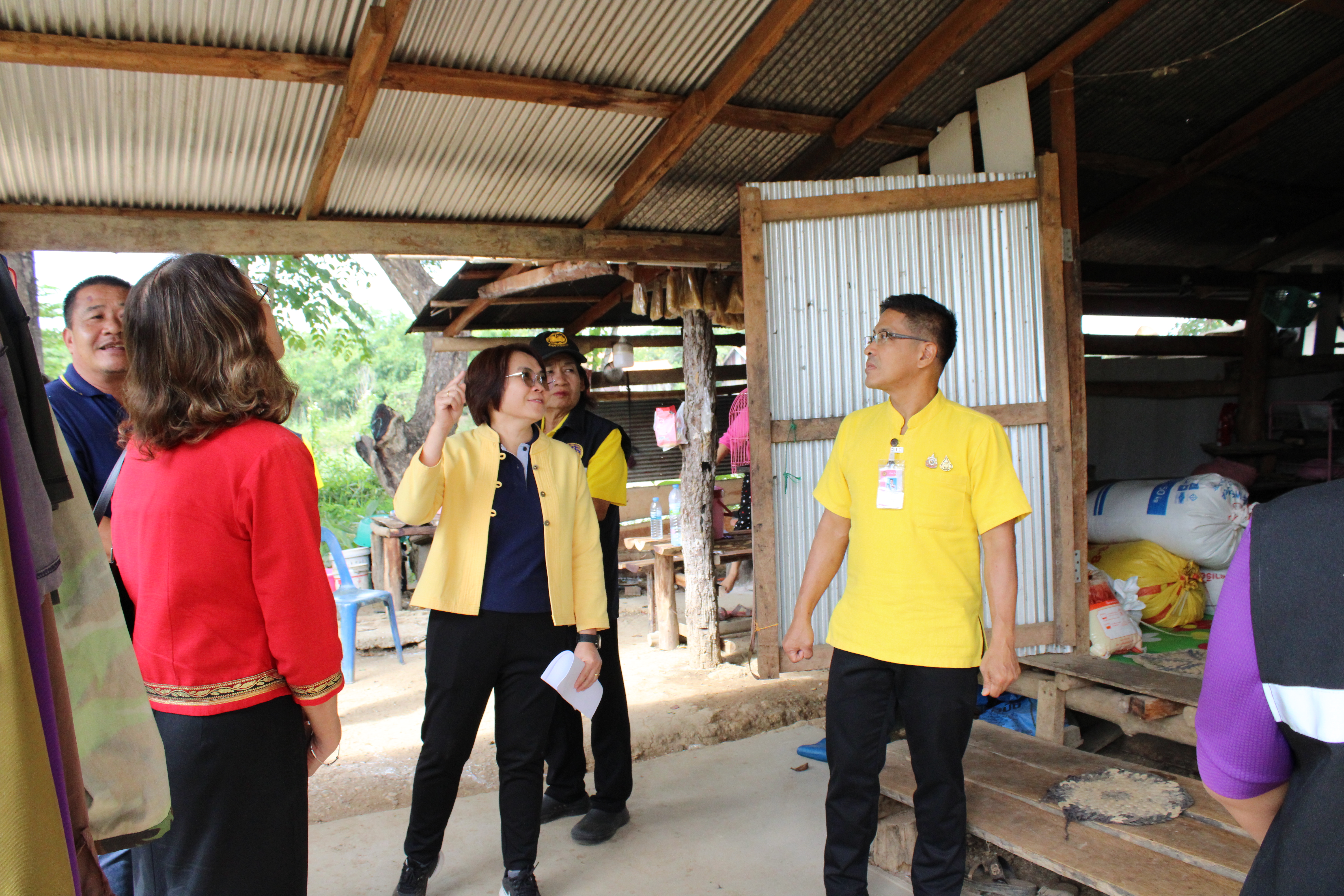 (#)สร้างสรรค์ชุมชน คนพช.น่าน(#) พช.น่าน มอบวัสดุและเงินทุนซ่อมสร้างบ้านให้ครัวเรือนยากจน และติดตามปัญหาครัวเรือนยากจนในพื้นที่อำเภอนาน้อย