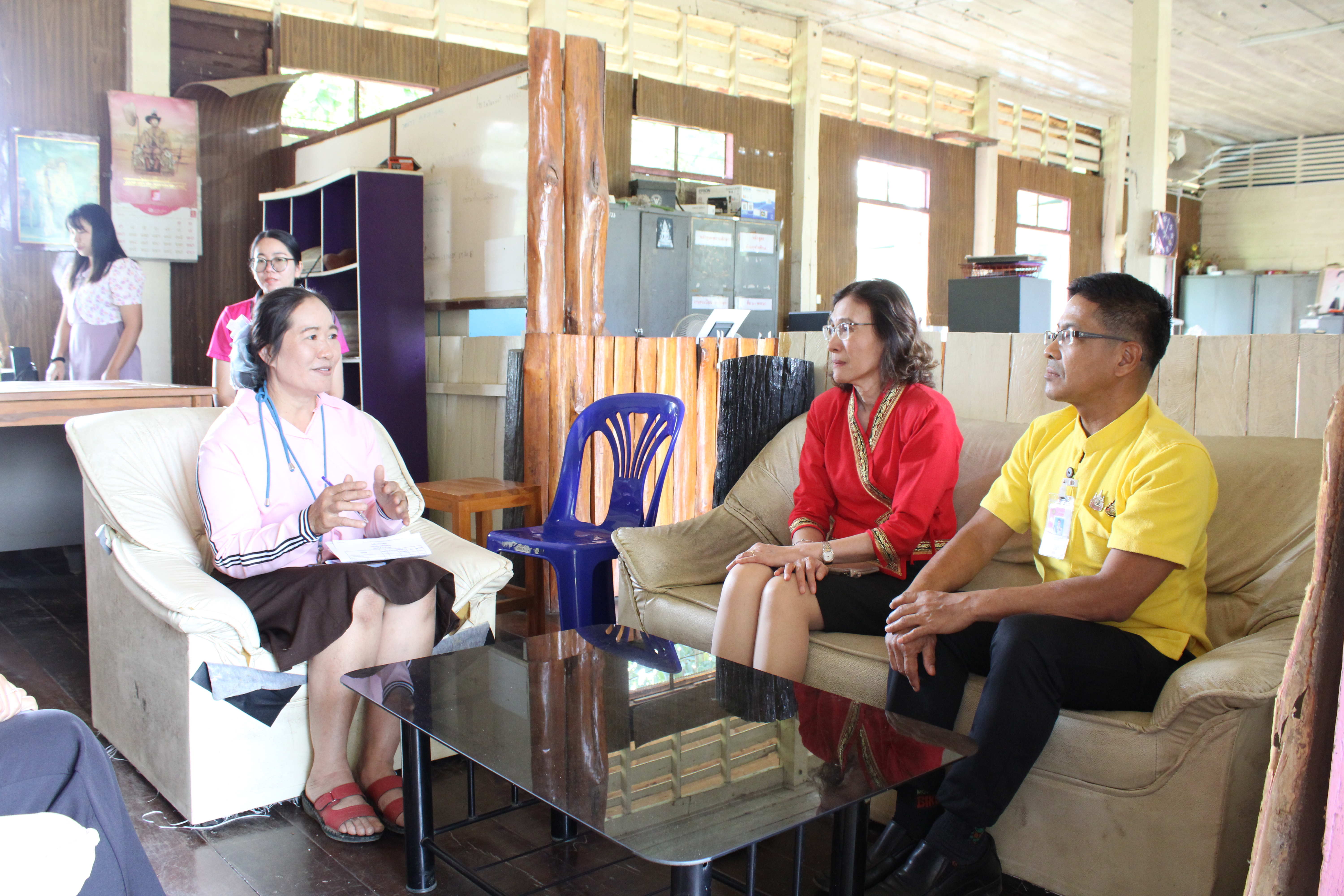 (#)สร้างสรรค์ชุมชน คนพช.น่าน(#) พช.น่าน มอบวัสดุและเงินทุนซ่อมสร้างบ้านให้ครัวเรือนยากจน และติดตามปัญหาครัวเรือนยากจนในพื้นที่อำเภอนาน้อย