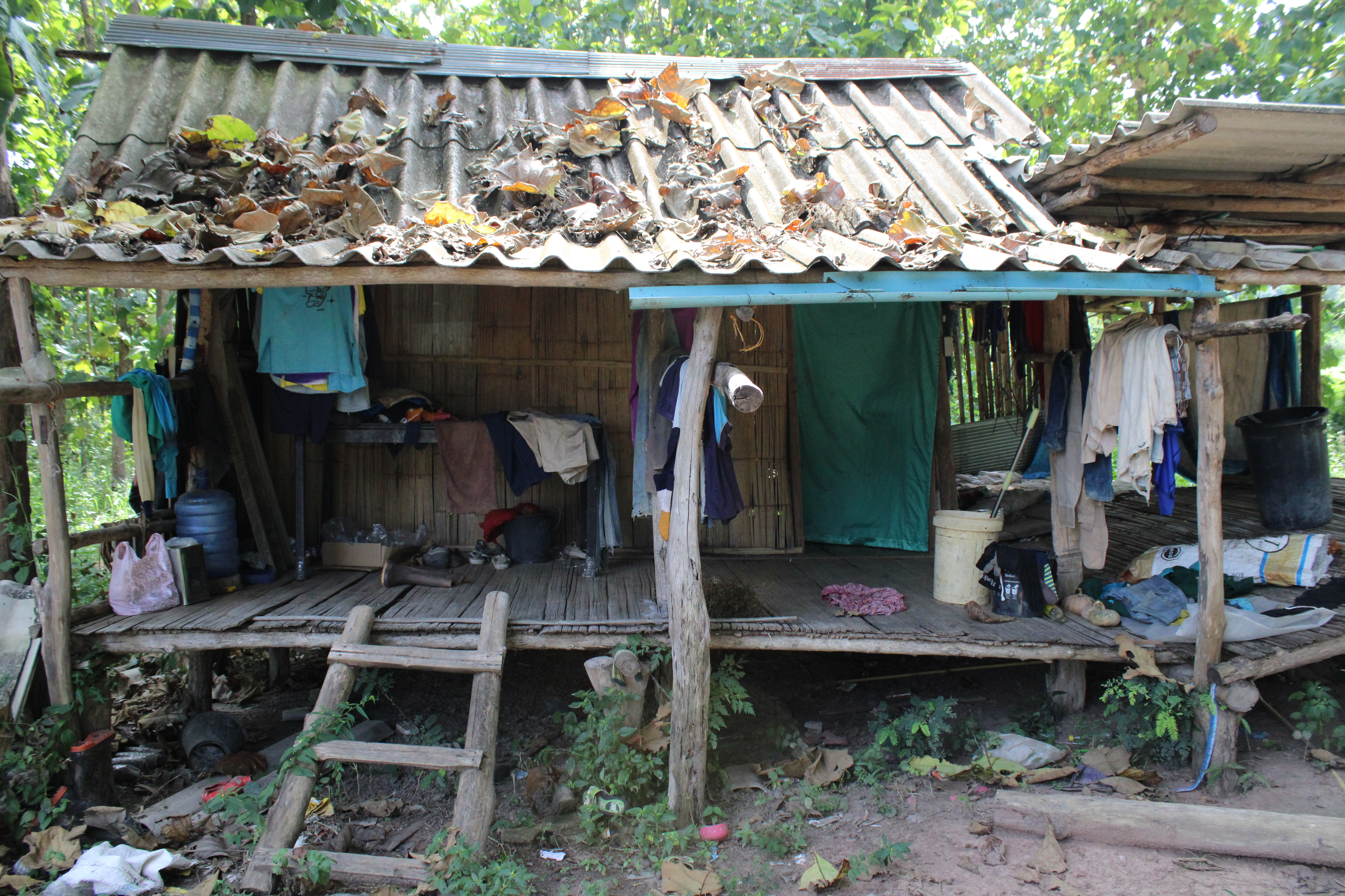 (#)สร้างสรรค์ชุมชน คนพช.น่าน(#) พช.น่าน มอบวัสดุและเงินทุนซ่อมสร้างบ้านให้ครัวเรือนยากจน และติดตามปัญหาครัวเรือนยากจนในพื้นที่อำเภอนาน้อย