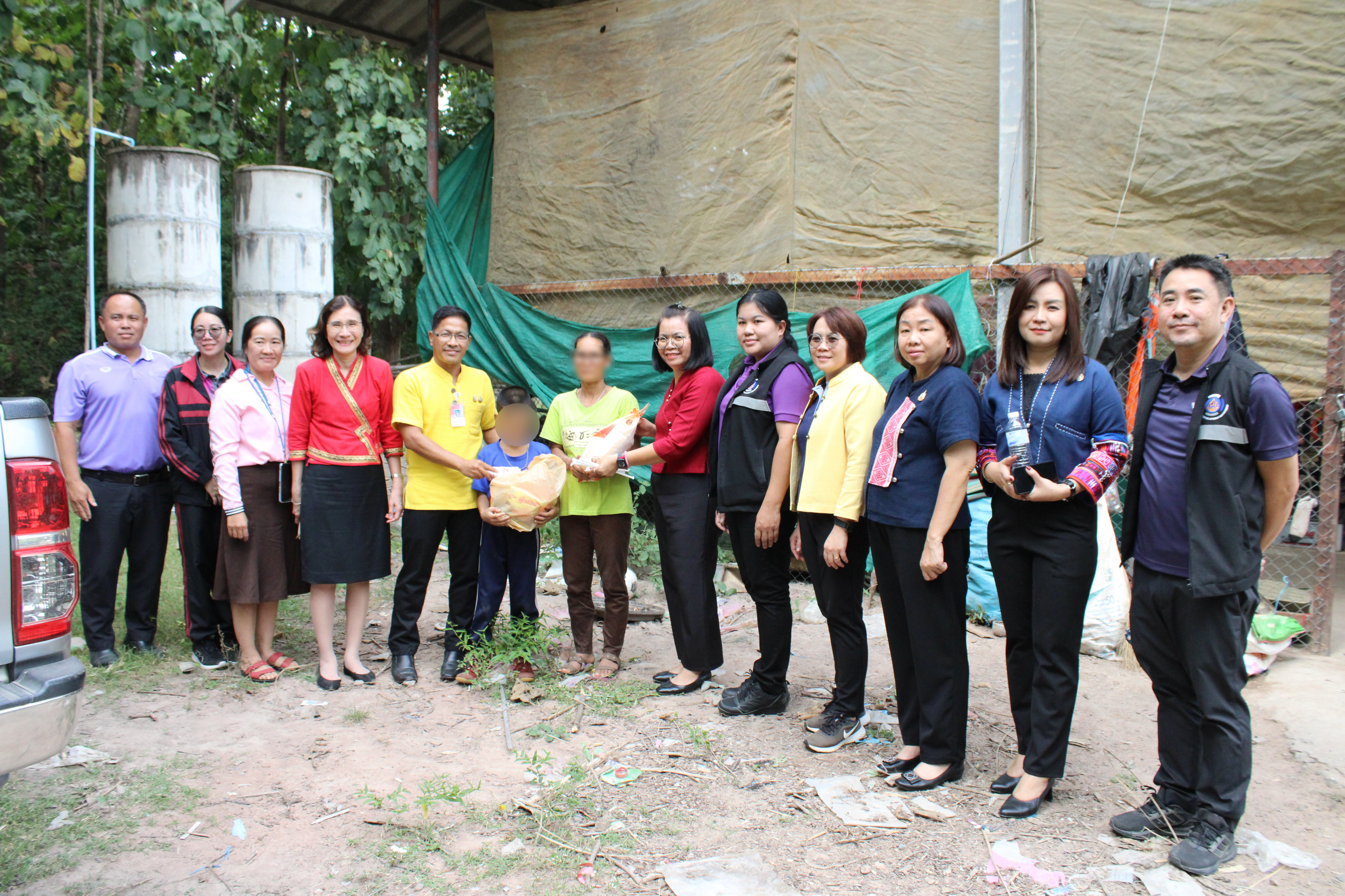 (#)สร้างสรรค์ชุมชน คนพช.น่าน(#) พช.น่าน มอบวัสดุและเงินทุนซ่อมสร้างบ้านให้ครัวเรือนยากจน และติดตามปัญหาครัวเรือนยากจนในพื้นที่อำเภอนาน้อย