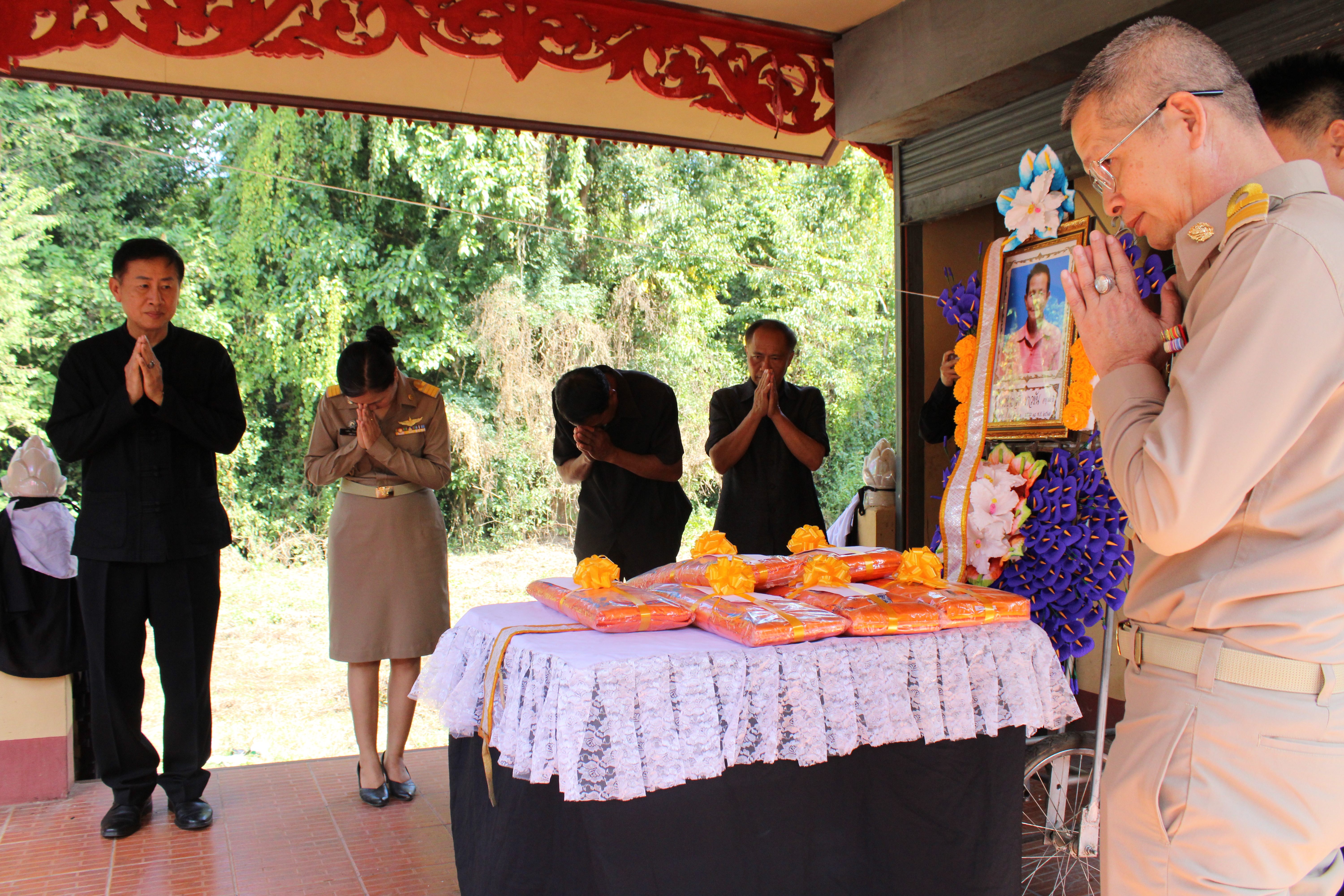 (#) สร้างสรรค์ชุมชน คนพช.น่าน(#) พช.น่าน ร่วมพิธีฌาปนกิจศพบิดาของเจ้าหน้าที่พัฒนาชุมชน