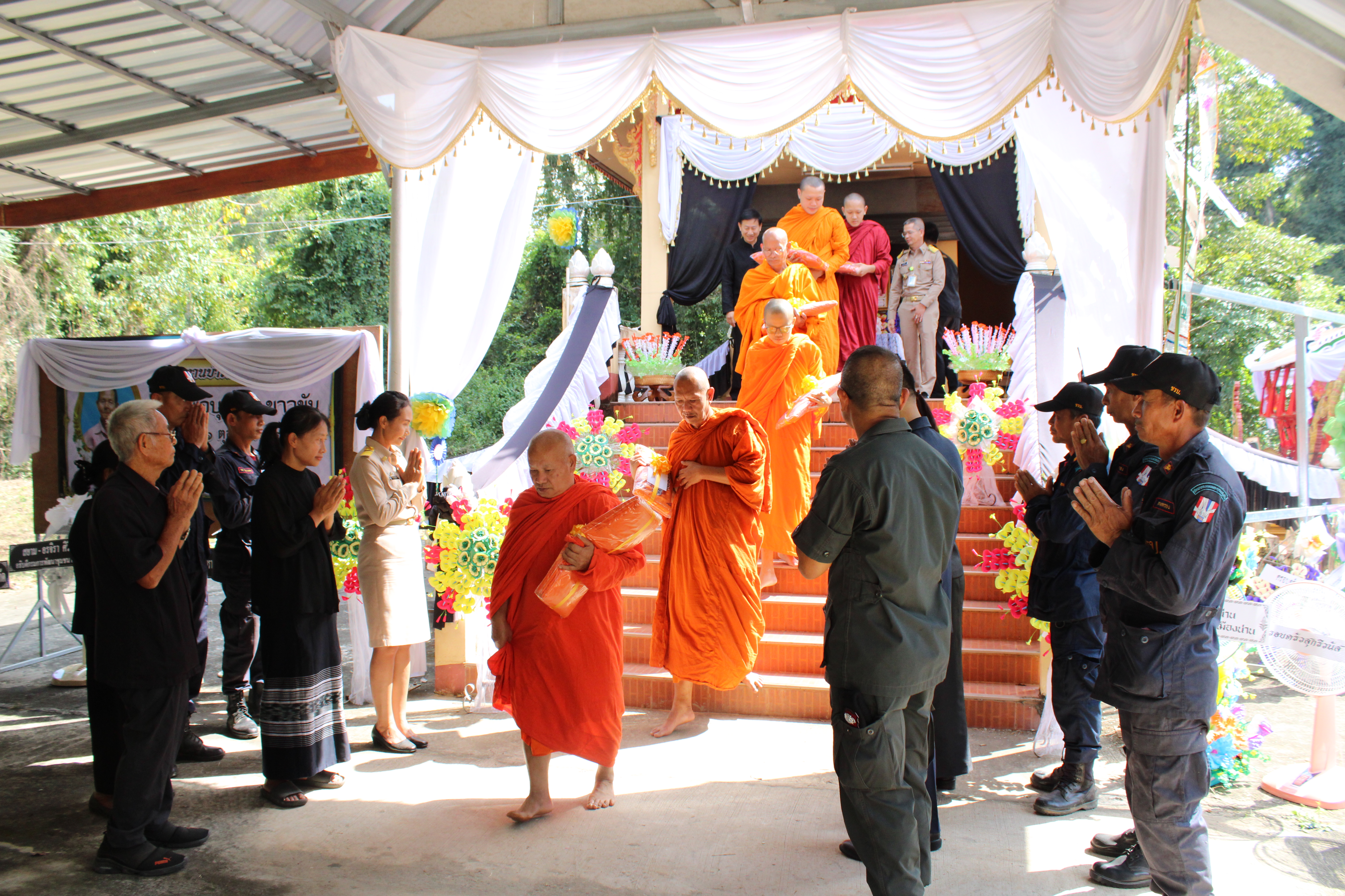 (#) สร้างสรรค์ชุมชน คนพช.น่าน(#) พช.น่าน ร่วมพิธีฌาปนกิจศพบิดาของเจ้าหน้าที่พัฒนาชุมชน