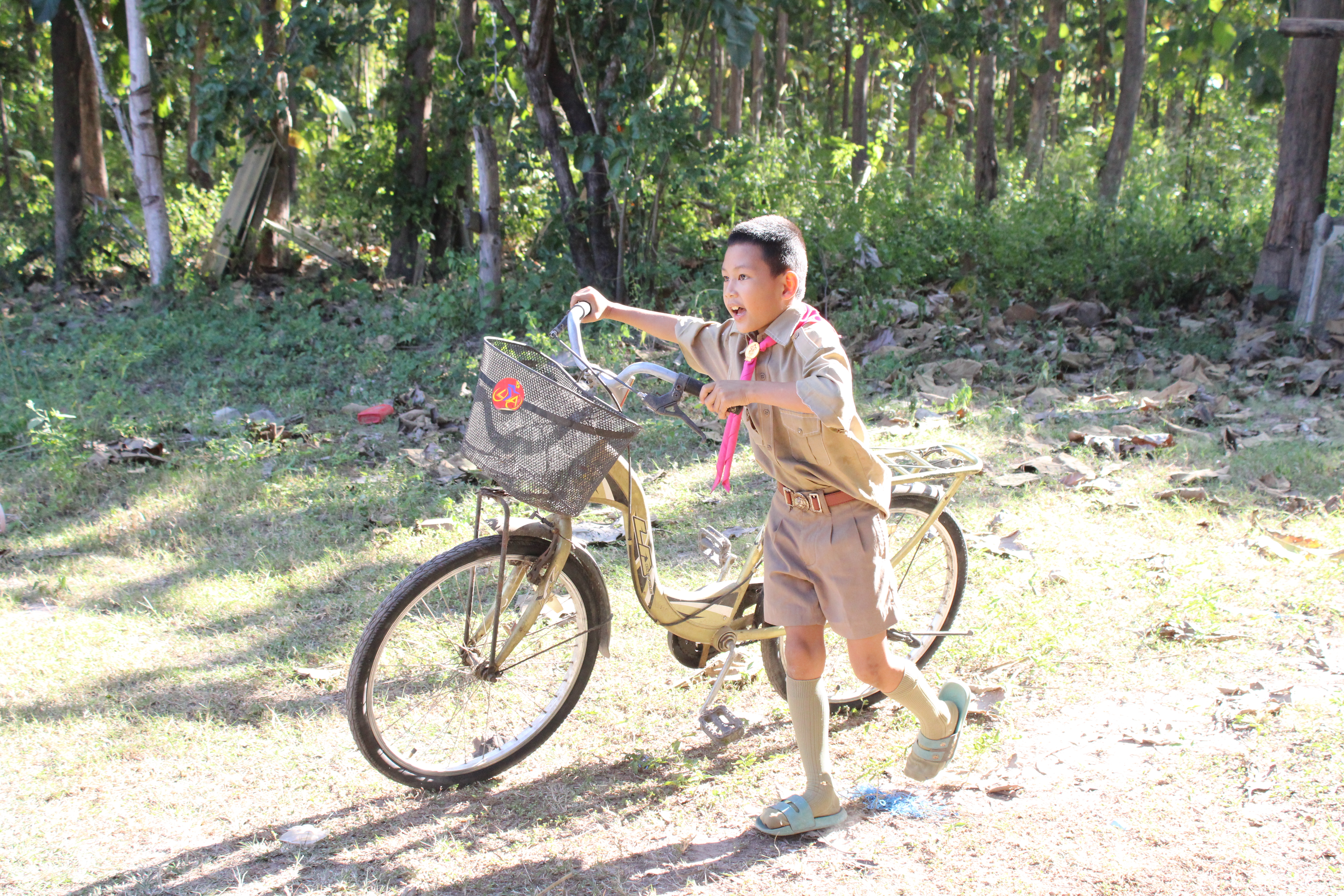 (#) สร้างสรรค์ชุมชน คนพช.น่าน(#) พช.น่าน ช่วยเหลือครัวเรือนยากจน มอบจักรยานช่วยเด็กเดินทางไปโรงเรียน