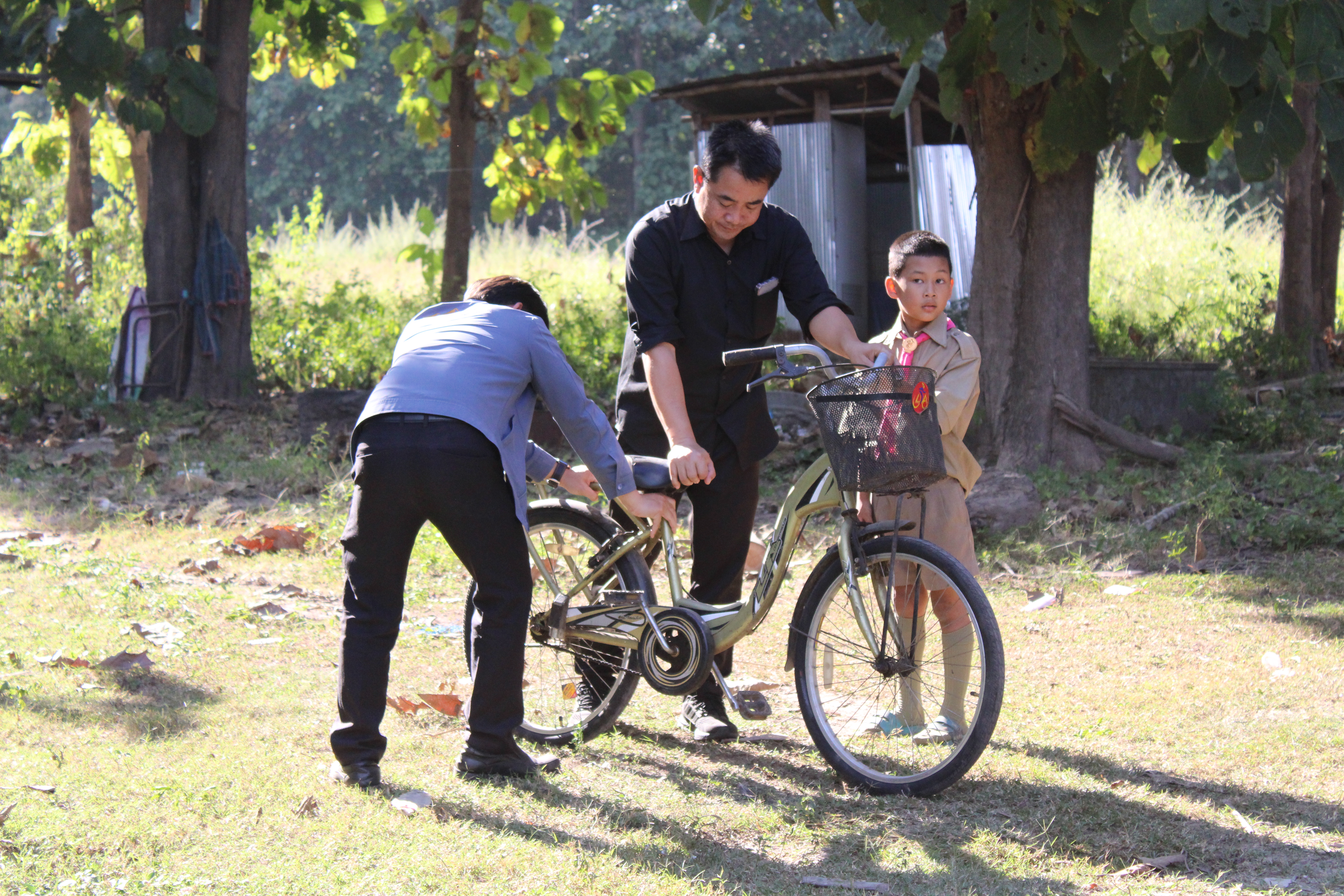 (#) สร้างสรรค์ชุมชน คนพช.น่าน(#) พช.น่าน ช่วยเหลือครัวเรือนยากจน มอบจักรยานช่วยเด็กเดินทางไปโรงเรียน