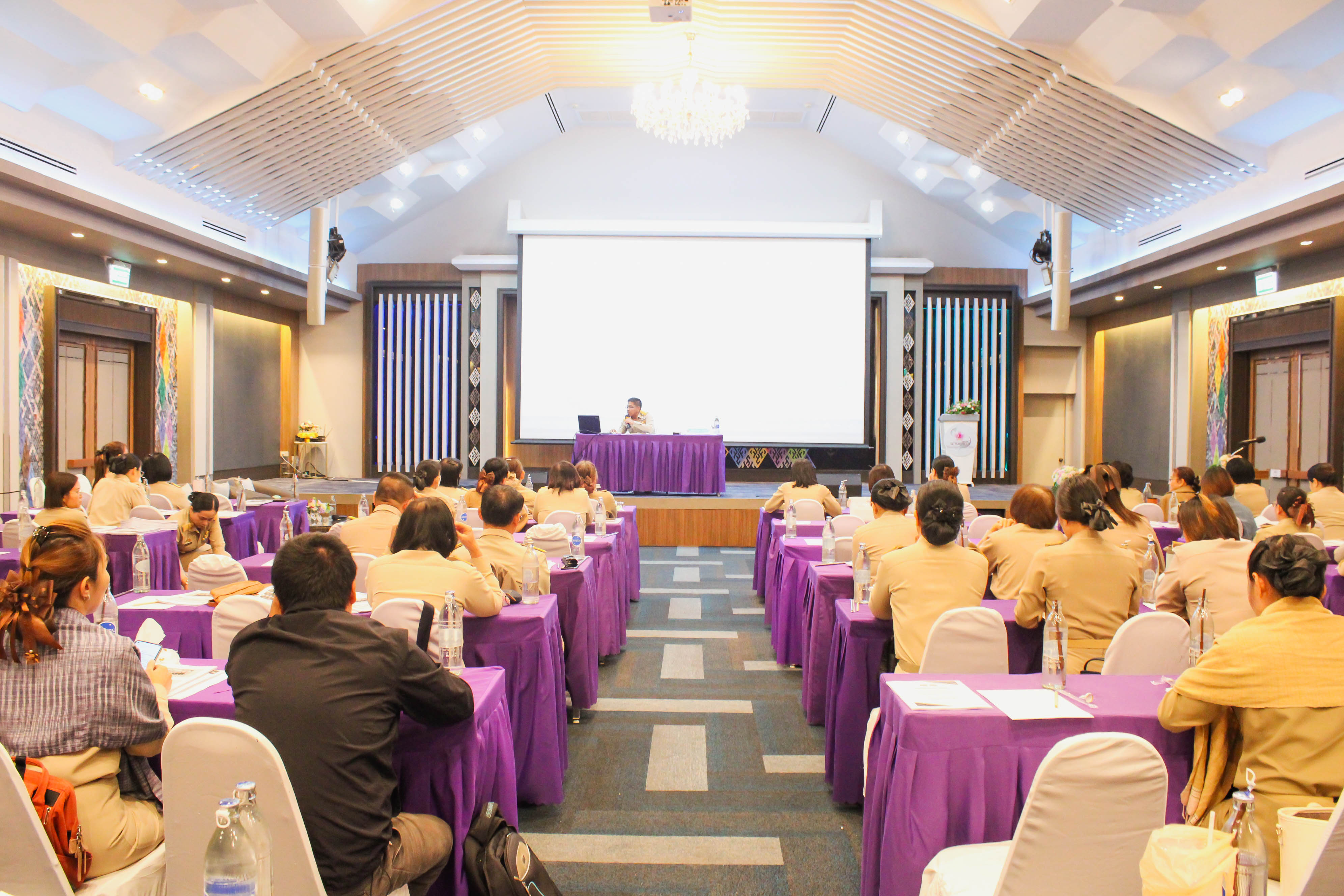 (#)สร้างสรรค์ชุมชน คนพช.น่าน (#) ประชุมชี้แจงแนวทางการขับเคลื่อนการดำเนินกิจกรรมตามแผนการปฏิบัติงานและแผนการใช้จ่ายงบประมาณ ประจำปีงบประมาณ 2568