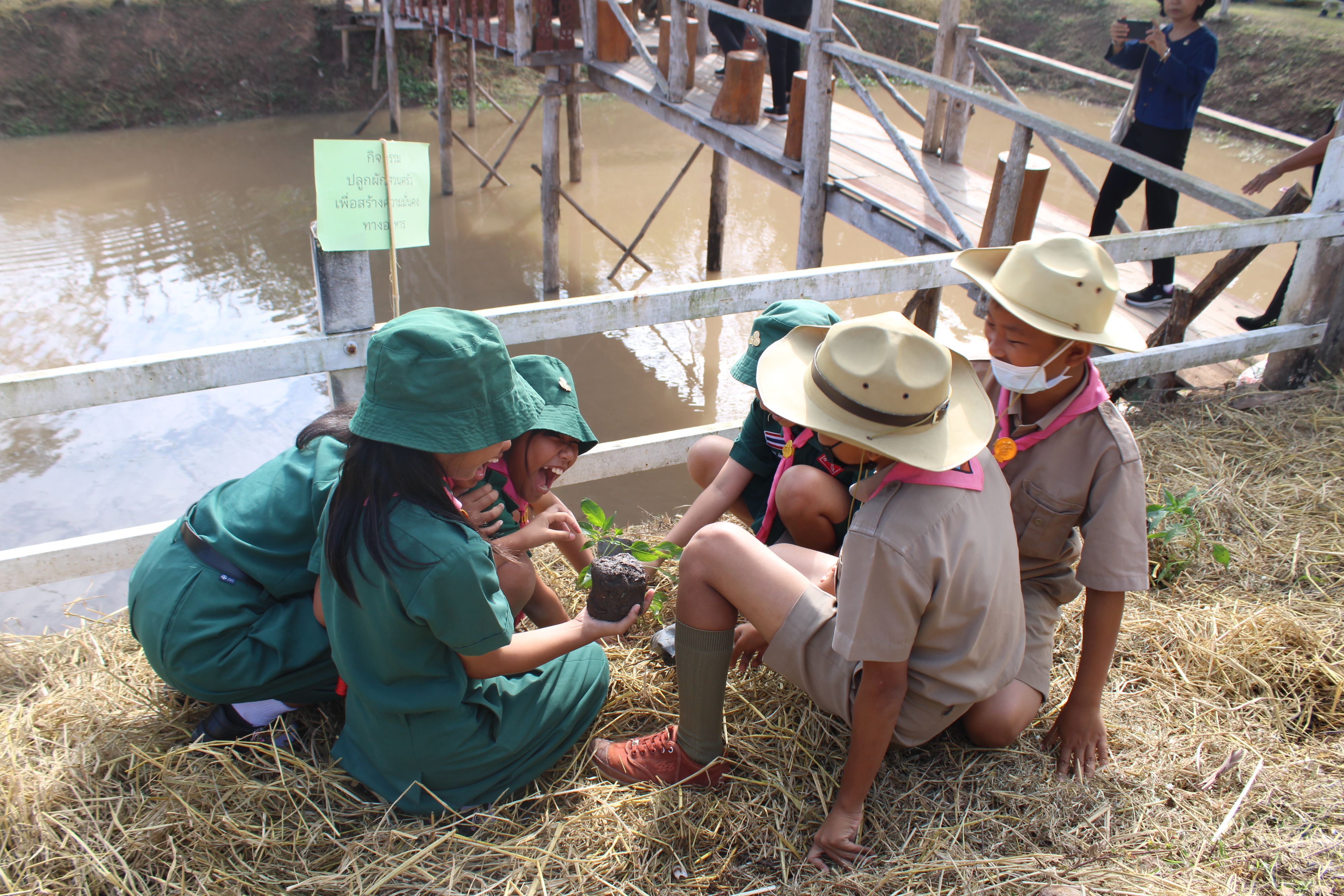 #น่านไม่เนิบ #NAN3FAST พช.น่าน จัดกิจกรรมเอามื้อสามัคคี ตามโครงการโคก หนอง นาวิถีน่าน พอเพียงสู่ความยั่งยืน ครั้งที่ 2/2568 อำเภอสันติสุข