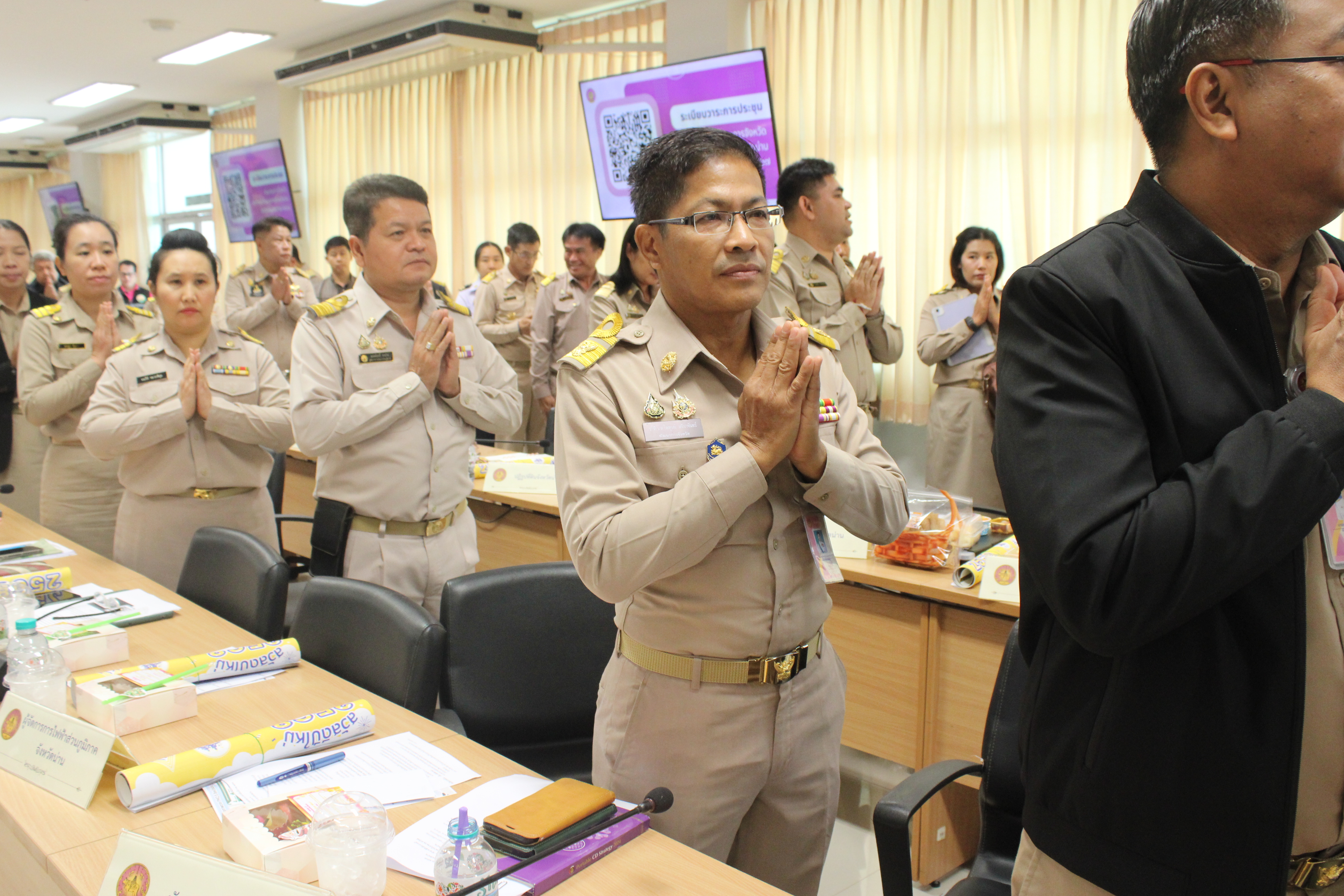 #น่านไม่เนิบ #NAN3FAST “ผู้ว่าฯ น่าน มอบใบประกาศเกียรติคุณผู้ผ่านเข้ารอบประกวดผ้าลายพระราชทาน พร้อมเร่งขับเคลื่อนภารกิจสำคัญของจังหวัด”