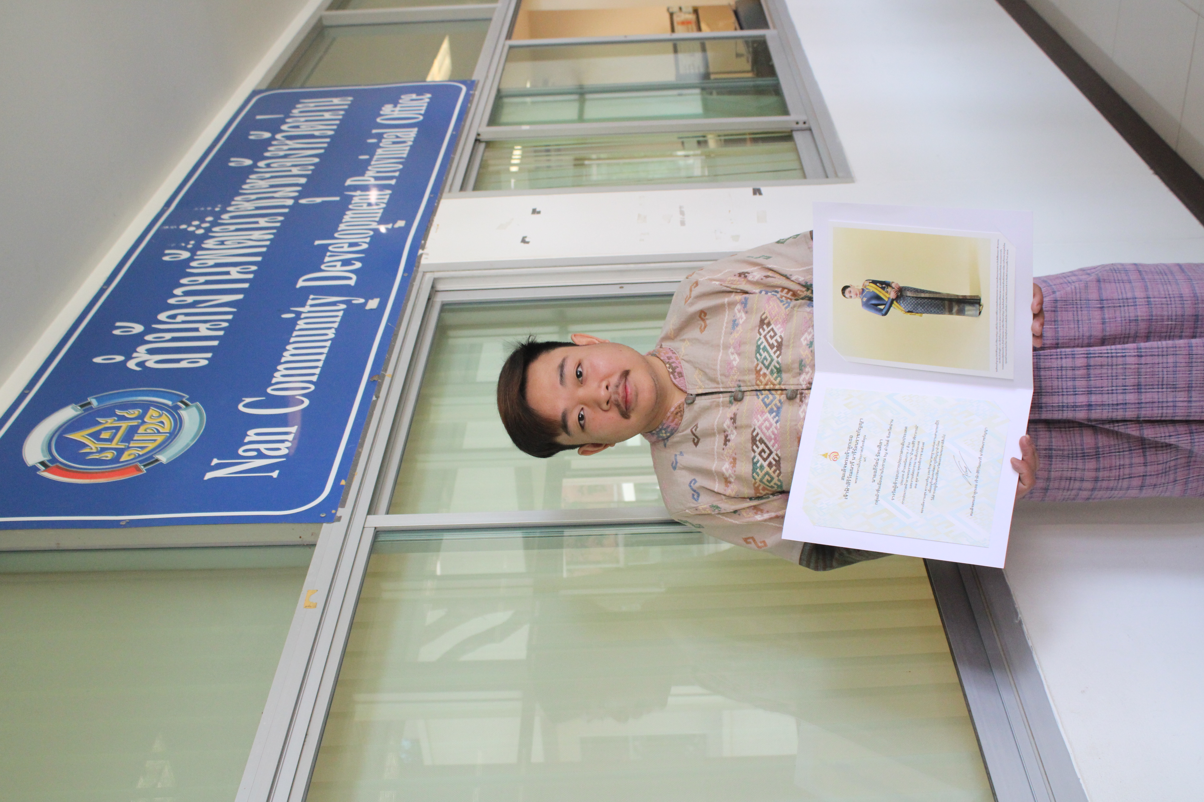 #น่านไม่เนิบ #NAN3FAST “ผู้ว่าฯ น่าน มอบใบประกาศเกียรติคุณผู้ผ่านเข้ารอบประกวดผ้าลายพระราชทาน พร้อมเร่งขับเคลื่อนภารกิจสำคัญของจังหวัด”