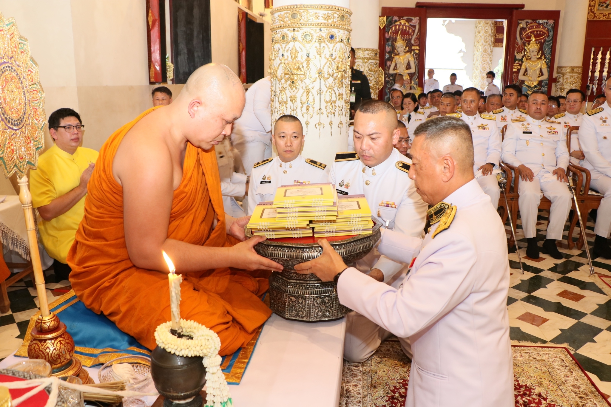 พระบาทสมเด็จพระเจ้าอยู่หัว พระราชทานผ้าไตร และเครื่องไทยธรรมพระราชทาน ถวายแด่พระสงฆ์ ในพิธีเจริญพระปริตรธรรมนาวาปาระมีสำเภาคำ