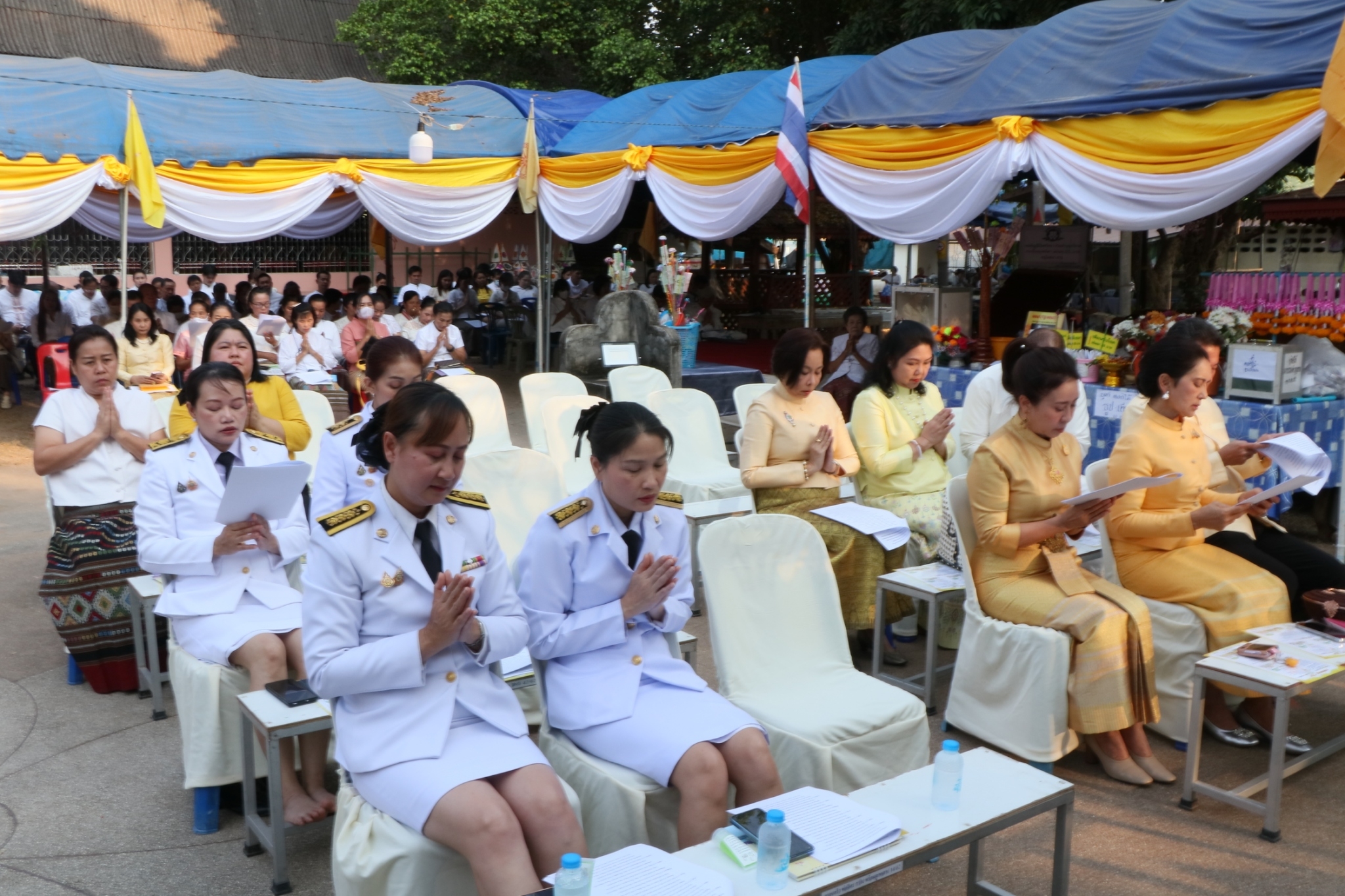 พระบาทสมเด็จพระเจ้าอยู่หัว พระราชทานผ้าไตร และเครื่องไทยธรรมพระราชทาน ถวายแด่พระสงฆ์ ในพิธีเจริญพระปริตรธรรมนาวาปาระมีสำเภาคำ