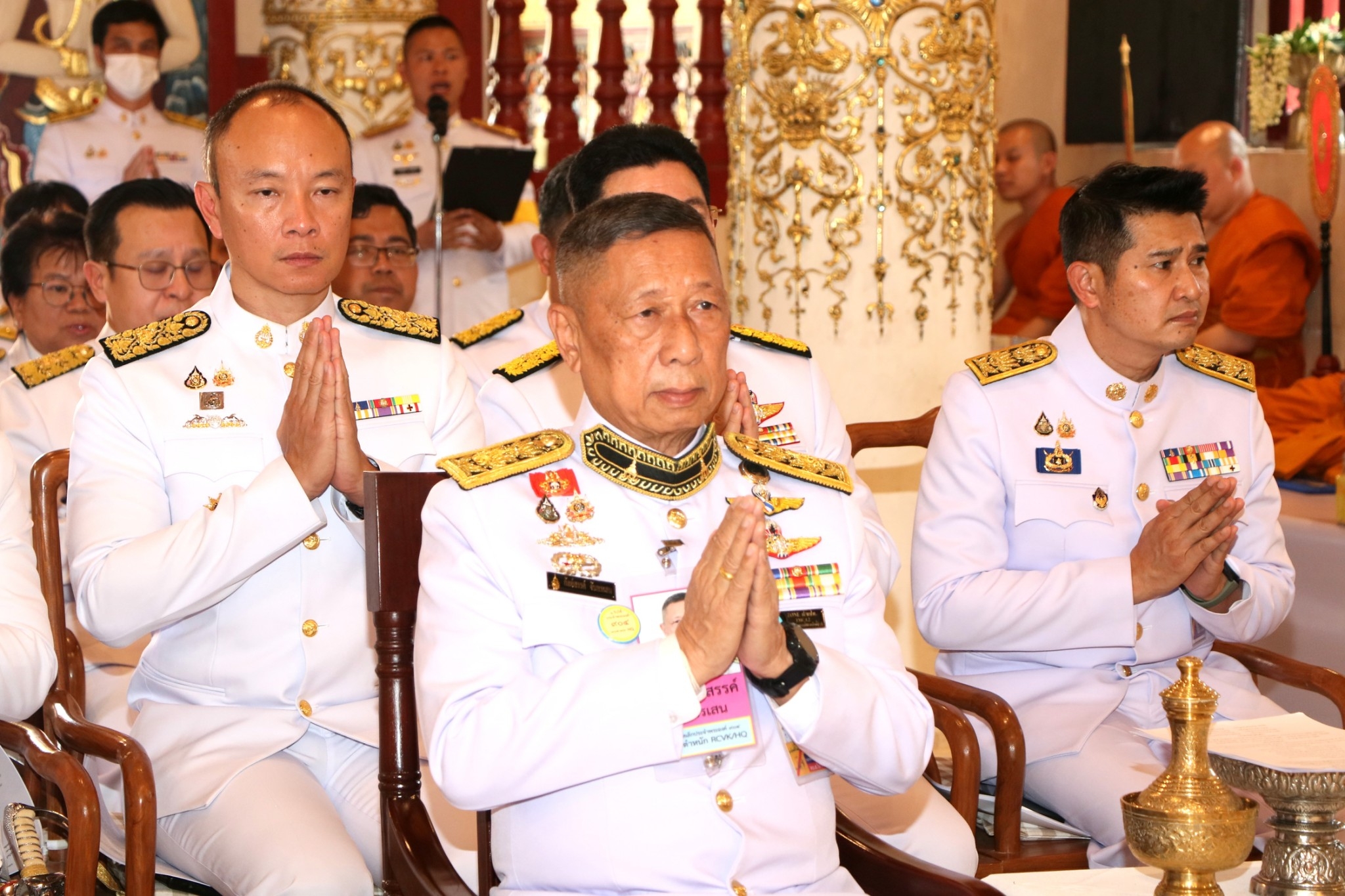 พระบาทสมเด็จพระเจ้าอยู่หัว พระราชทานผ้าไตร และเครื่องไทยธรรมพระราชทาน ถวายแด่พระสงฆ์ ในพิธีเจริญพระปริตรธรรมนาวาปาระมีสำเภาคำ