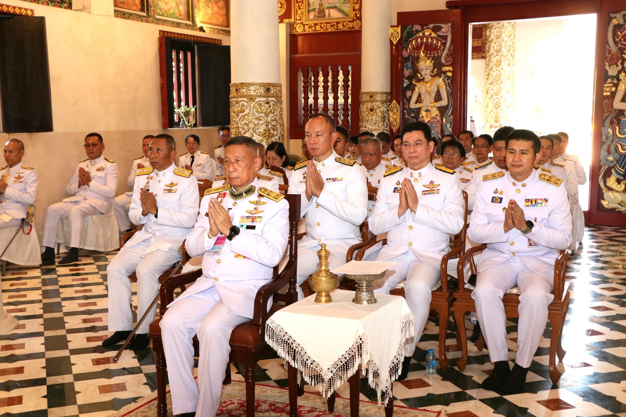 พระบาทสมเด็จพระเจ้าอยู่หัว พระราชทานผ้าไตร และเครื่องไทยธรรมพระราชทาน ถวายแด่พระสงฆ์ ในพิธีเจริญพระปริตรธรรมนาวาปาระมีสำเภาคำ
