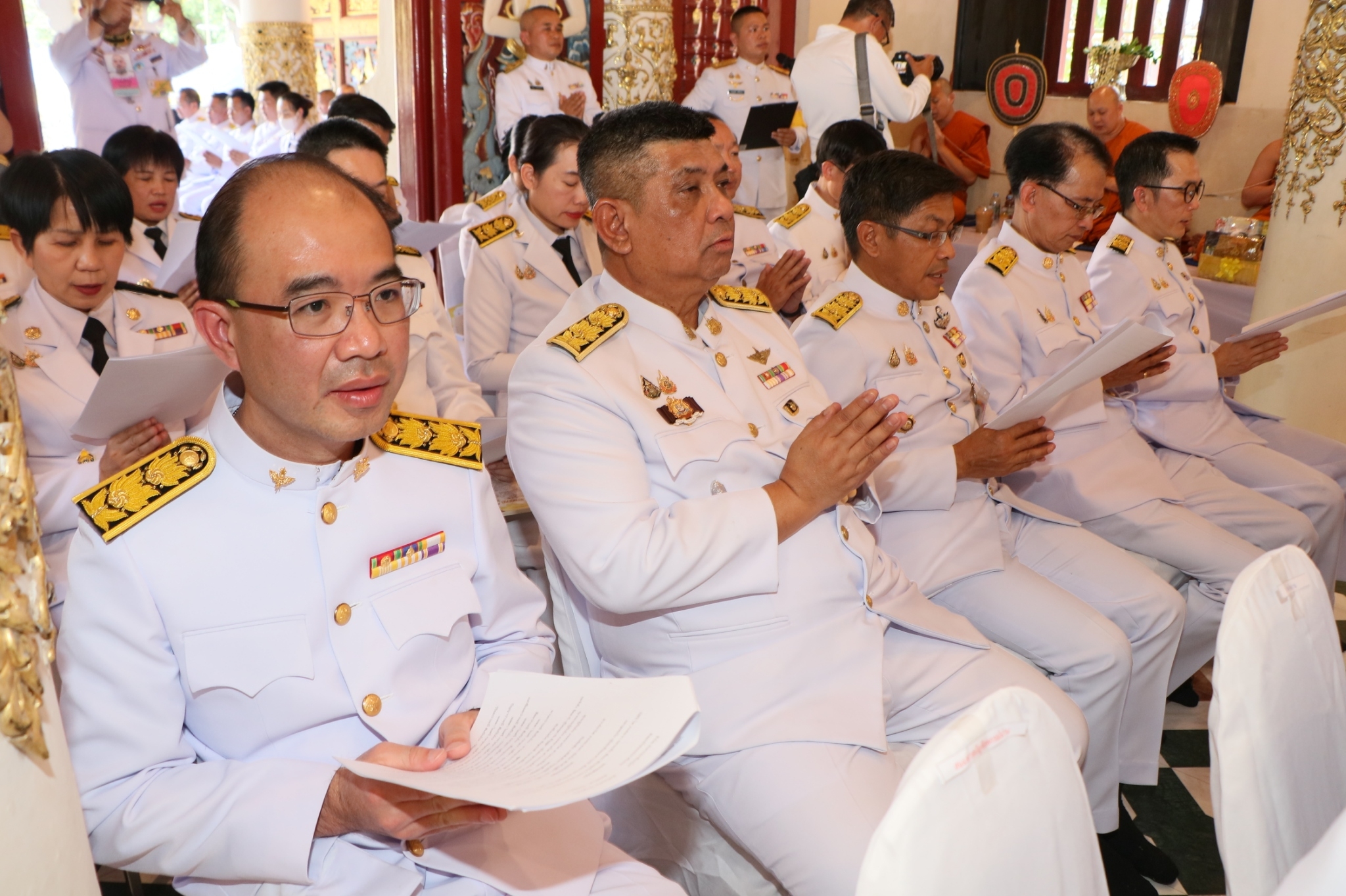 พระบาทสมเด็จพระเจ้าอยู่หัว พระราชทานผ้าไตร และเครื่องไทยธรรมพระราชทาน ถวายแด่พระสงฆ์ ในพิธีเจริญพระปริตรธรรมนาวาปาระมีสำเภาคำ