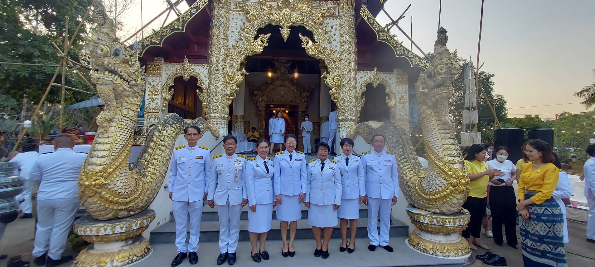 พระบาทสมเด็จพระเจ้าอยู่หัว พระราชทานผ้าไตร และเครื่องไทยธรรมพระราชทาน ถวายแด่พระสงฆ์ ในพิธีเจริญพระปริตรธรรมนาวาปาระมีสำเภาคำ