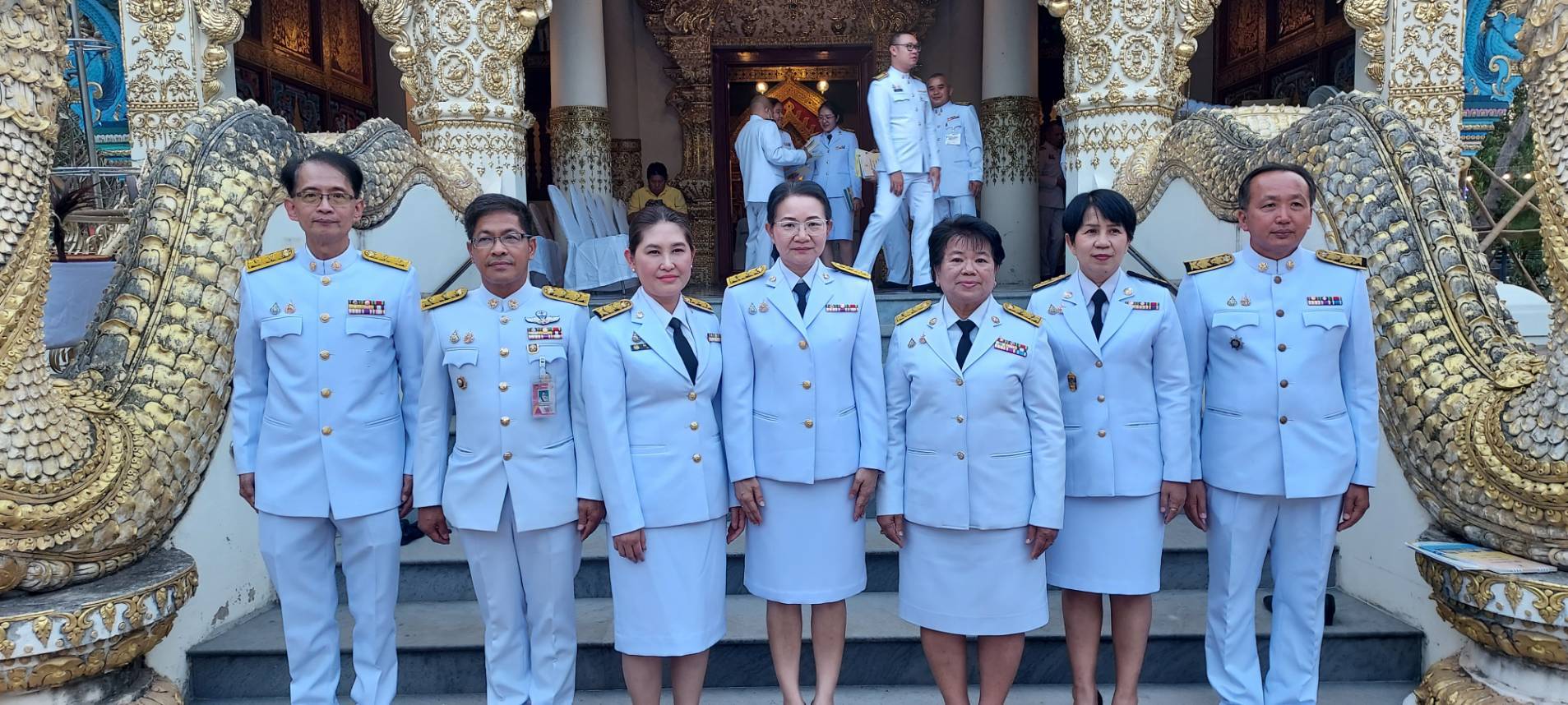 พระบาทสมเด็จพระเจ้าอยู่หัว พระราชทานผ้าไตร และเครื่องไทยธรรมพระราชทาน ถวายแด่พระสงฆ์ ในพิธีเจริญพระปริตรธรรมนาวาปาระมีสำเภาคำ