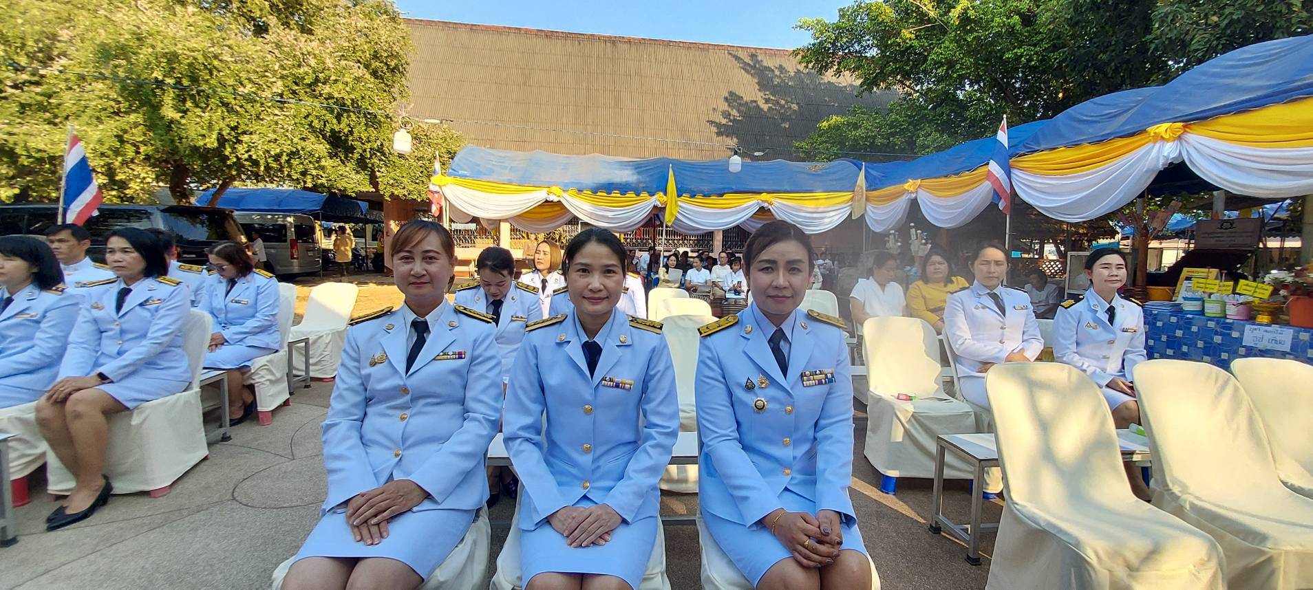 พระบาทสมเด็จพระเจ้าอยู่หัว พระราชทานผ้าไตร และเครื่องไทยธรรมพระราชทาน ถวายแด่พระสงฆ์ ในพิธีเจริญพระปริตรธรรมนาวาปาระมีสำเภาคำ