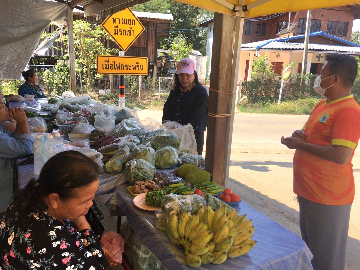 #น่านไม่เนิบ#NAN3FAST พช.น่าน ลงพื้นที่ติดตามโครงการตลาดนัดคนไทยยิ้มได้ ปี 2568 พัฒนาศักยภาพตลาด เชื่อมโยงการท่องเที่ยว เพิ่มช่องทางจำหน่ายสินค้าสัมมาชีพ ผลผลิตทางการเกษตร และผลิตภัณฑ์ OTOP