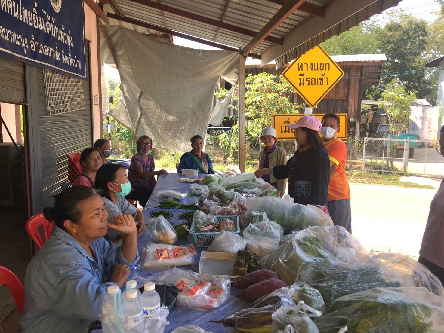 #น่านไม่เนิบ#NAN3FAST พช.น่าน ลงพื้นที่ติดตามโครงการตลาดนัดคนไทยยิ้มได้ ปี 2568 พัฒนาศักยภาพตลาด เชื่อมโยงการท่องเที่ยว เพิ่มช่องทางจำหน่ายสินค้าสัมมาชีพ ผลผลิตทางการเกษตร และผลิตภัณฑ์ OTOP