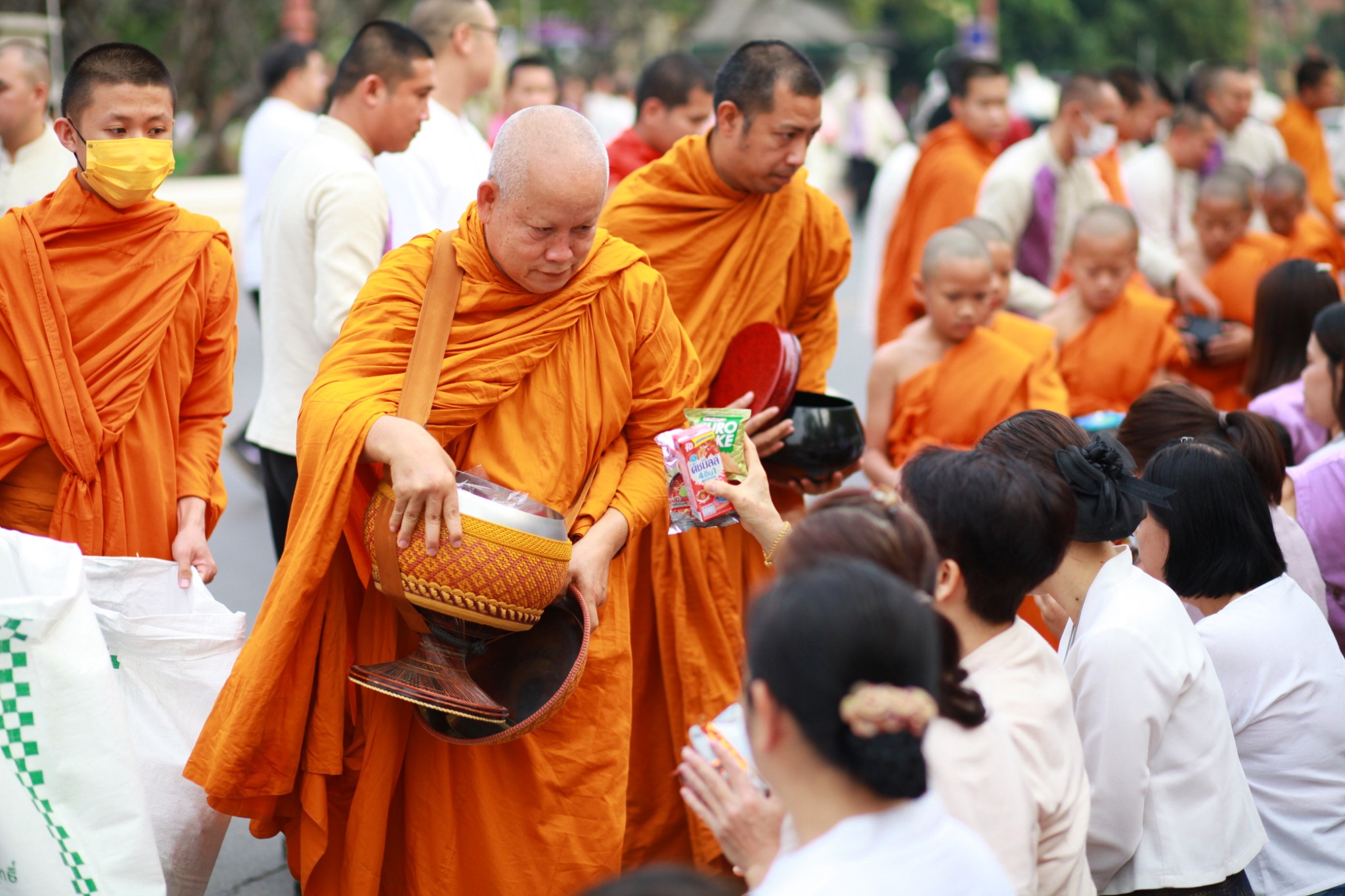 #น่านไม่เนิบ#NAN3FAST พัฒนาชุมชนน่าน ร่วมกิจกรรม “ตักบาตรเติมบุญ” หน้าคุ้มหลวงนครน่าน ขับเคลื่อนเมืองเก่าสู่มรดกโลก