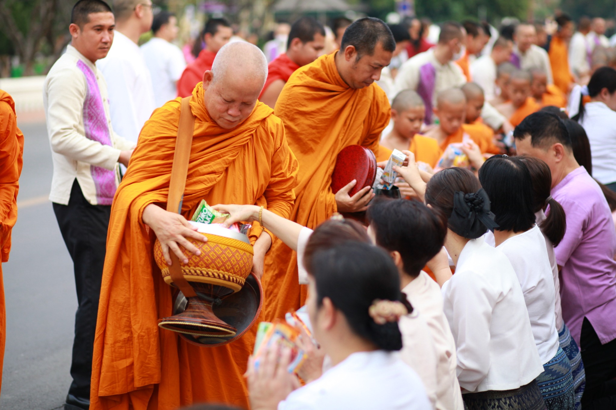 #น่านไม่เนิบ#NAN3FAST พัฒนาชุมชนน่าน ร่วมกิจกรรม “ตักบาตรเติมบุญ” หน้าคุ้มหลวงนครน่าน ขับเคลื่อนเมืองเก่าสู่มรดกโลก