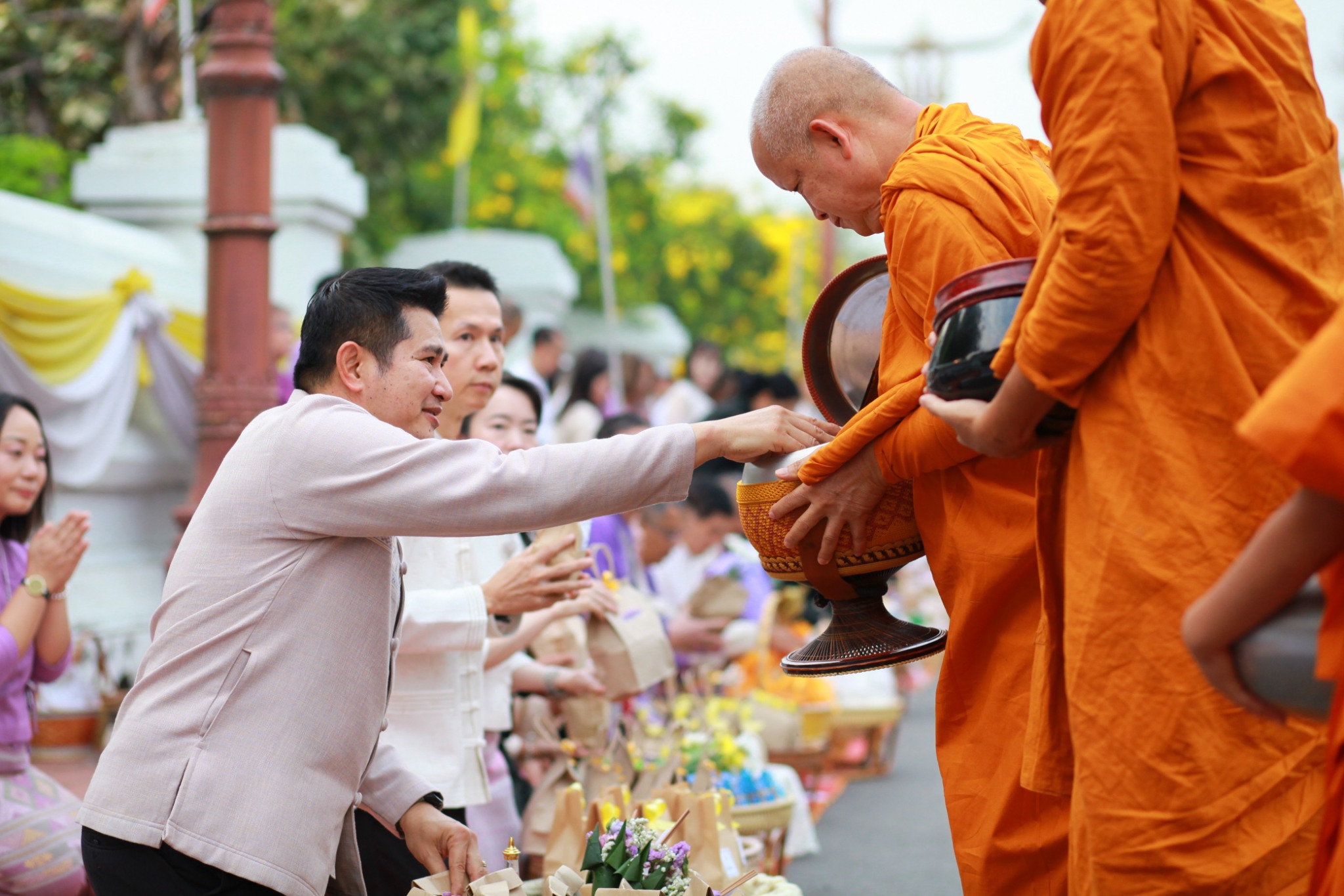 #น่านไม่เนิบ#NAN3FAST พัฒนาชุมชนน่าน ร่วมกิจกรรม “ตักบาตรเติมบุญ” หน้าคุ้มหลวงนครน่าน ขับเคลื่อนเมืองเก่าสู่มรดกโลก