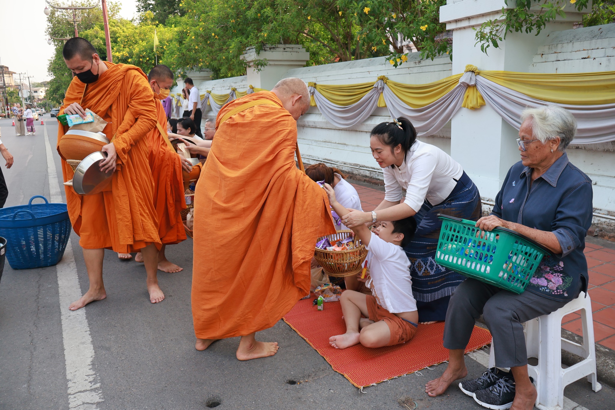 #น่านไม่เนิบ #NAN3FAST พัฒนาชุมชนจังหวัดน่าน ร่วมกิจกรรม “ตักบาตรเติมบุญ หน้าคุ้มหลวงนครน่าน” ส่งเสริมเมืองเก่าสู่มรดกโลก