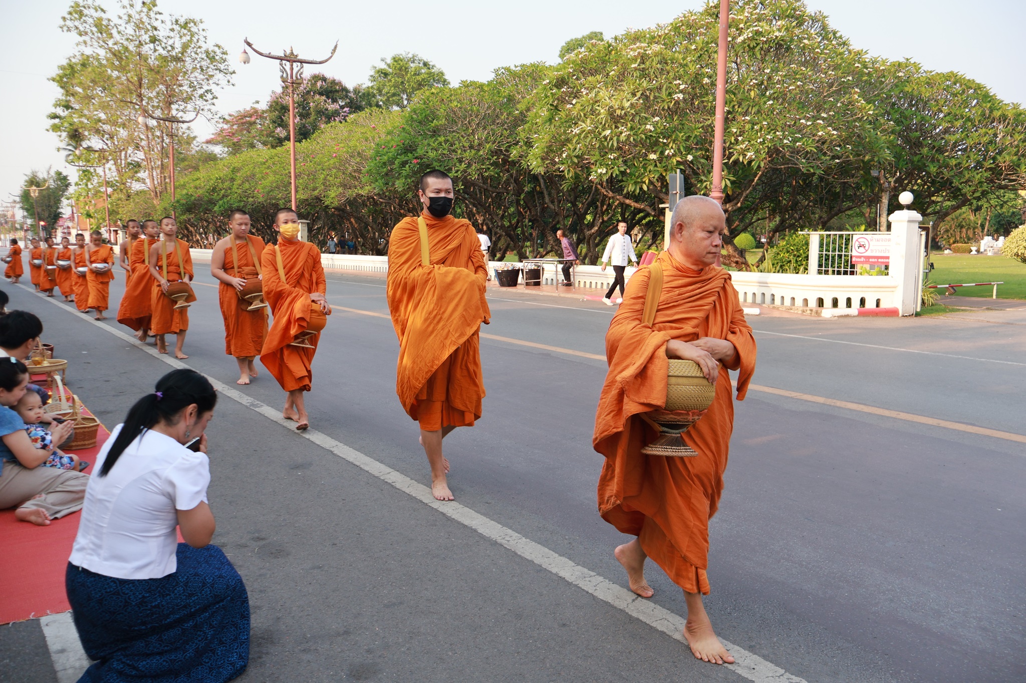 #น่านไม่เนิบ #NAN3FAST พัฒนาชุมชนจังหวัดน่าน ร่วมกิจกรรม “ตักบาตรเติมบุญ หน้าคุ้มหลวงนครน่าน” ส่งเสริมเมืองเก่าสู่มรดกโลก