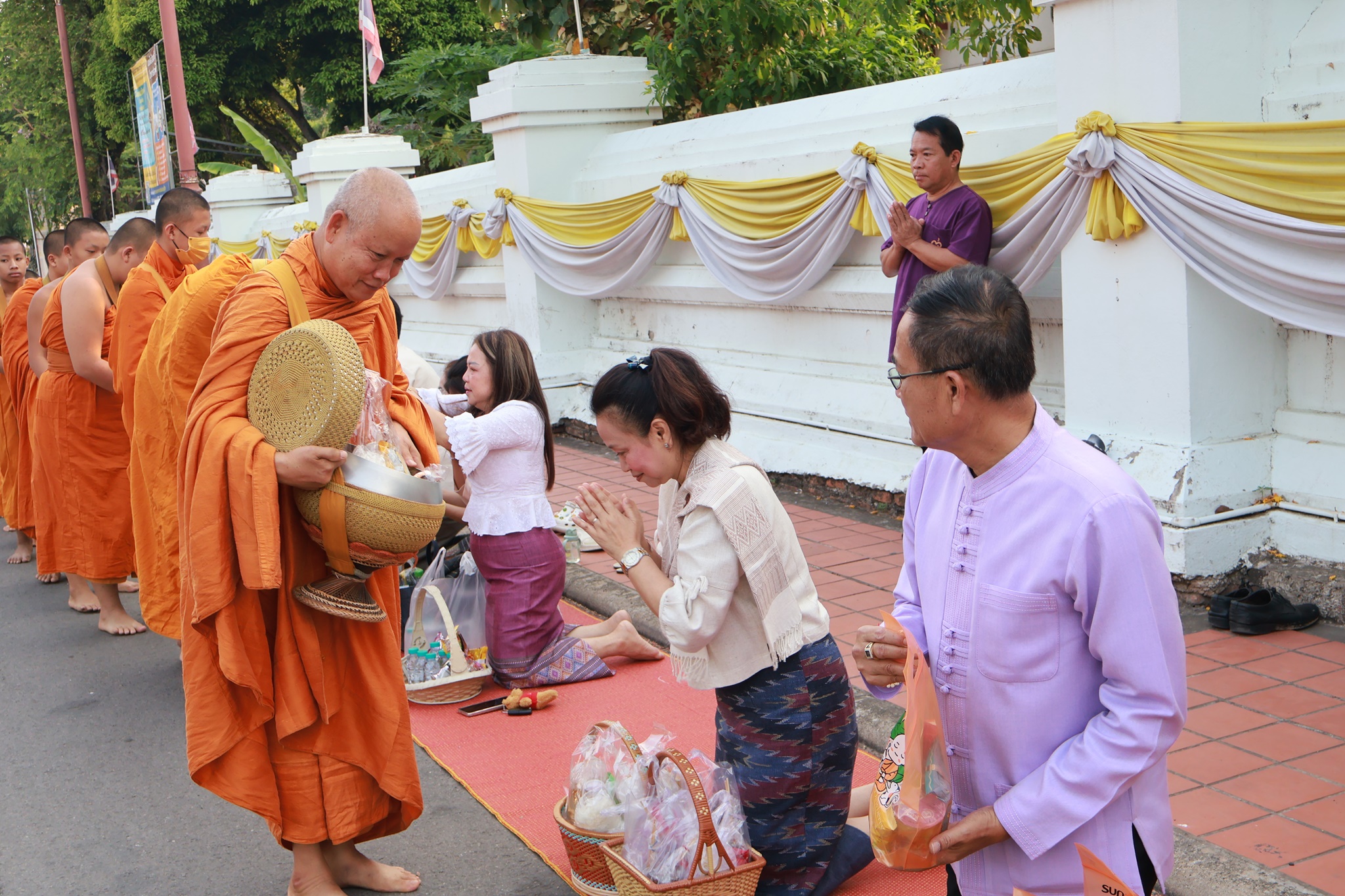 #น่านไม่เนิบ #NAN3FAST พัฒนาชุมชนจังหวัดน่าน ร่วมกิจกรรม “ตักบาตรเติมบุญ หน้าคุ้มหลวงนครน่าน” ส่งเสริมเมืองเก่าสู่มรดกโลก