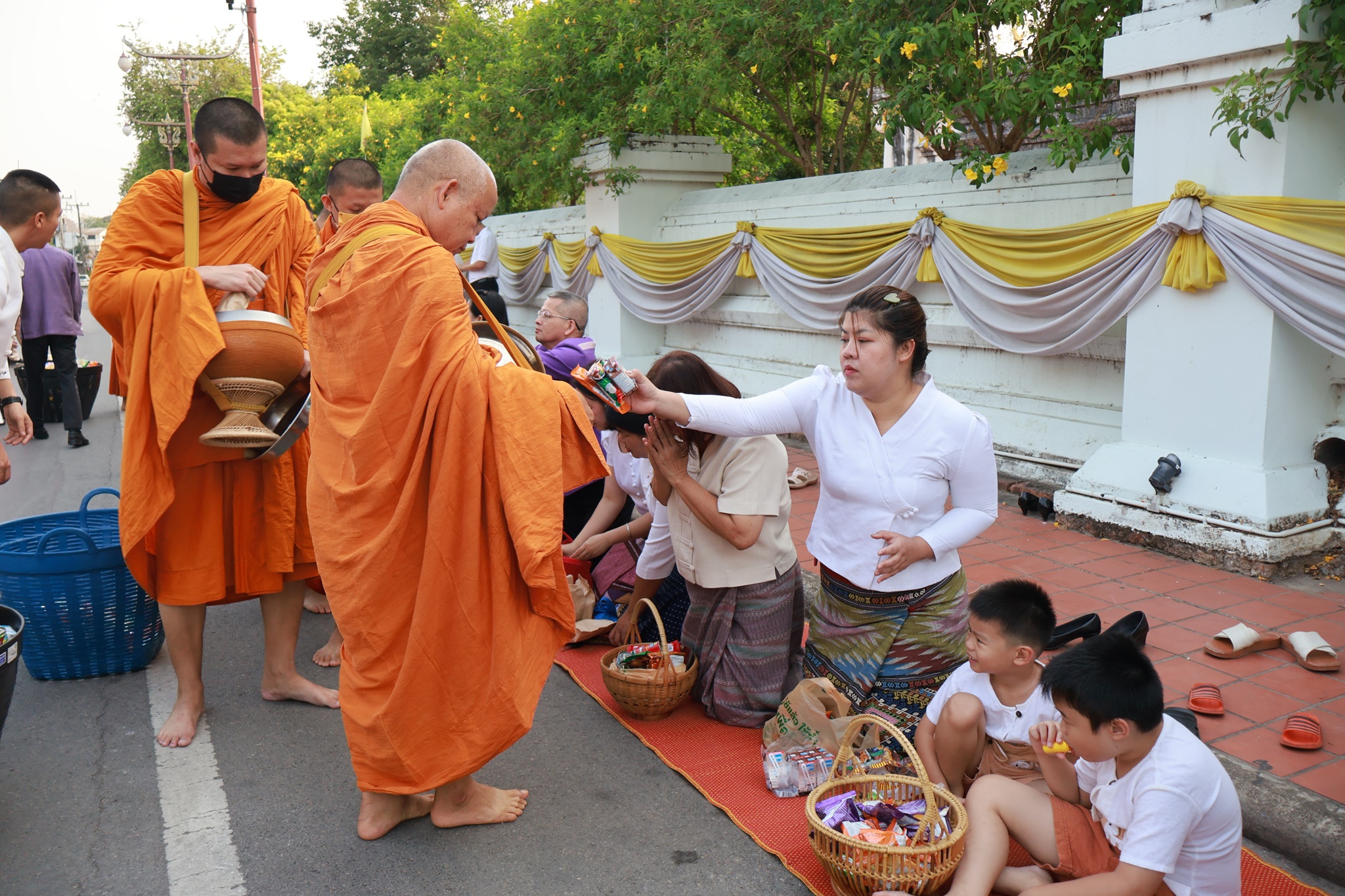 #น่านไม่เนิบ #NAN3FAST พัฒนาชุมชนจังหวัดน่าน ร่วมกิจกรรม “ตักบาตรเติมบุญ หน้าคุ้มหลวงนครน่าน” ส่งเสริมเมืองเก่าสู่มรดกโลก