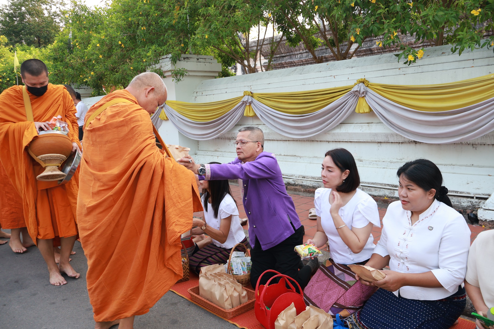 #น่านไม่เนิบ #NAN3FAST พัฒนาชุมชนจังหวัดน่าน ร่วมกิจกรรม “ตักบาตรเติมบุญ หน้าคุ้มหลวงนครน่าน” ส่งเสริมเมืองเก่าสู่มรดกโลก